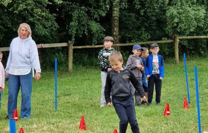 W ostatnim tygodniu szkoły uczniowie klas 1a, 2a i 2b wzięli udział w wyjściach integracyjnych nad Pasłęckie jeziorko. Dla każdej z klas był to wyjątkowy dzień – pełen śmiechu, zabaw i wspólnego czasu na łonie natury. To była świetna okazja, by podsumować rok szkolny w radosnej atmosferze i przygotować się do wakacyjnego odpoczynku. To był idealny sposób na zakończenie roku – teraz czas na wakacje.
Serdeczne podziękowania kierujemy do Pani Anetki z MOSiRu za poprowadzenie pełnych energii i kreatywności zajęć.