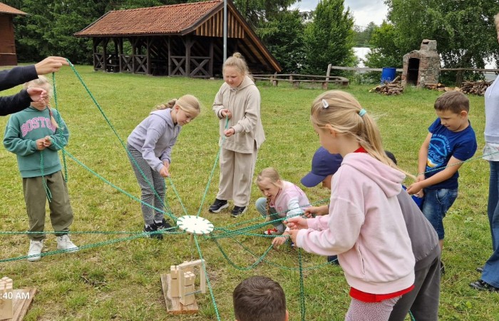 W ostatnim tygodniu szkoły uczniowie klas 1a, 2a i 2b wzięli udział w wyjściach integracyjnych nad Pasłęckie jeziorko. Dla każdej z klas był to wyjątkowy dzień – pełen śmiechu, zabaw i wspólnego czasu na łonie natury. To była świetna okazja, by podsumować rok szkolny w radosnej atmosferze i przygotować się do wakacyjnego odpoczynku. To był idealny sposób na zakończenie roku – teraz czas na wakacje.
Serdeczne podziękowania kierujemy do Pani Anetki z MOSiRu za poprowadzenie pełnych energii i kreatywności zajęć.