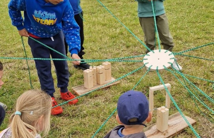 W ostatnim tygodniu szkoły uczniowie klas 1a, 2a i 2b wzięli udział w wyjściach integracyjnych nad Pasłęckie jeziorko. Dla każdej z klas był to wyjątkowy dzień – pełen śmiechu, zabaw i wspólnego czasu na łonie natury. To była świetna okazja, by podsumować rok szkolny w radosnej atmosferze i przygotować się do wakacyjnego odpoczynku. To był idealny sposób na zakończenie roku – teraz czas na wakacje.
Serdeczne podziękowania kierujemy do Pani Anetki z MOSiRu za poprowadzenie pełnych energii i kreatywności zajęć.