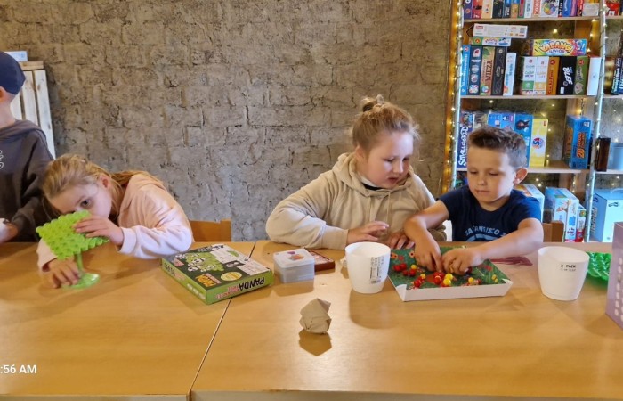 W ostatnim tygodniu szkoły uczniowie klas 1a, 2a i 2b wzięli udział w wyjściach integracyjnych nad Pasłęckie jeziorko. Dla każdej z klas był to wyjątkowy dzień – pełen śmiechu, zabaw i wspólnego czasu na łonie natury. To była świetna okazja, by podsumować rok szkolny w radosnej atmosferze i przygotować się do wakacyjnego odpoczynku. To był idealny sposób na zakończenie roku – teraz czas na wakacje.
Serdeczne podziękowania kierujemy do Pani Anetki z MOSiRu za poprowadzenie pełnych energii i kreatywności zajęć.