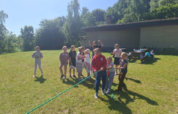 W ostatnim tygodniu szkoły uczniowie klas 1a, 2a i 2b wzięli udział w wyjściach integracyjnych nad Pasłęckie jeziorko. Dla każdej z klas był to wyjątkowy dzień – pełen śmiechu, zabaw i wspólnego czasu na łonie natury. To była świetna okazja, by podsumować rok szkolny w radosnej atmosferze i przygotować się do wakacyjnego odpoczynku. To był idealny sposób na zakończenie roku – teraz czas na wakacje.
Serdeczne podziękowania kierujemy do Pani Anetki z MOSiRu za poprowadzenie pełnych energii i kreatywności zajęć.