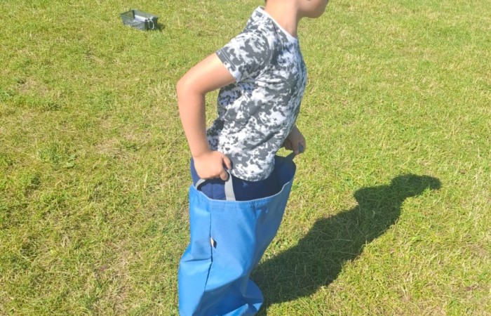 W ostatnim tygodniu szkoły uczniowie klas 1a, 2a i 2b wzięli udział w wyjściach integracyjnych nad Pasłęckie jeziorko. Dla każdej z klas był to wyjątkowy dzień – pełen śmiechu, zabaw i wspólnego czasu na łonie natury. To była świetna okazja, by podsumować rok szkolny w radosnej atmosferze i przygotować się do wakacyjnego odpoczynku. To był idealny sposób na zakończenie roku – teraz czas na wakacje.
Serdeczne podziękowania kierujemy do Pani Anetki z MOSiRu za poprowadzenie pełnych energii i kreatywności zajęć.