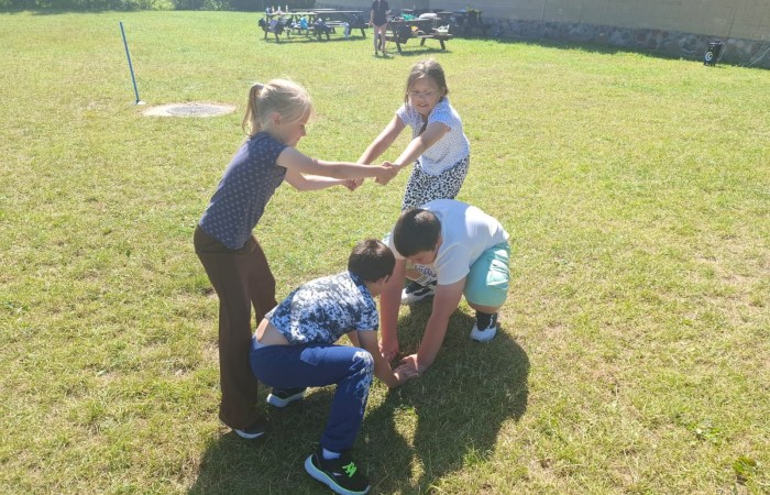 W ostatnim tygodniu szkoły uczniowie klas 1a, 2a i 2b wzięli udział w wyjściach integracyjnych nad Pasłęckie jeziorko. Dla każdej z klas był to wyjątkowy dzień – pełen śmiechu, zabaw i wspólnego czasu na łonie natury. To była świetna okazja, by podsumować rok szkolny w radosnej atmosferze i przygotować się do wakacyjnego odpoczynku. To był idealny sposób na zakończenie roku – teraz czas na wakacje.
Serdeczne podziękowania kierujemy do Pani Anetki z MOSiRu za poprowadzenie pełnych energii i kreatywności zajęć.