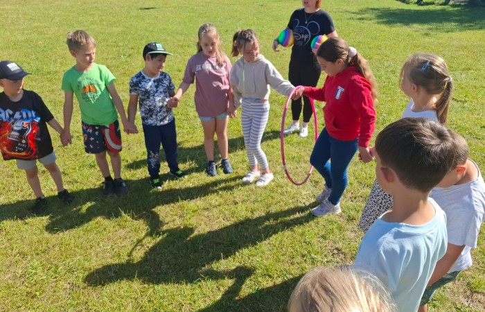 W ostatnim tygodniu szkoły uczniowie klas 1a, 2a i 2b wzięli udział w wyjściach integracyjnych nad Pasłęckie jeziorko. Dla każdej z klas był to wyjątkowy dzień – pełen śmiechu, zabaw i wspólnego czasu na łonie natury. To była świetna okazja, by podsumować rok szkolny w radosnej atmosferze i przygotować się do wakacyjnego odpoczynku. To był idealny sposób na zakończenie roku – teraz czas na wakacje.
Serdeczne podziękowania kierujemy do Pani Anetki z MOSiRu za poprowadzenie pełnych energii i kreatywności zajęć.