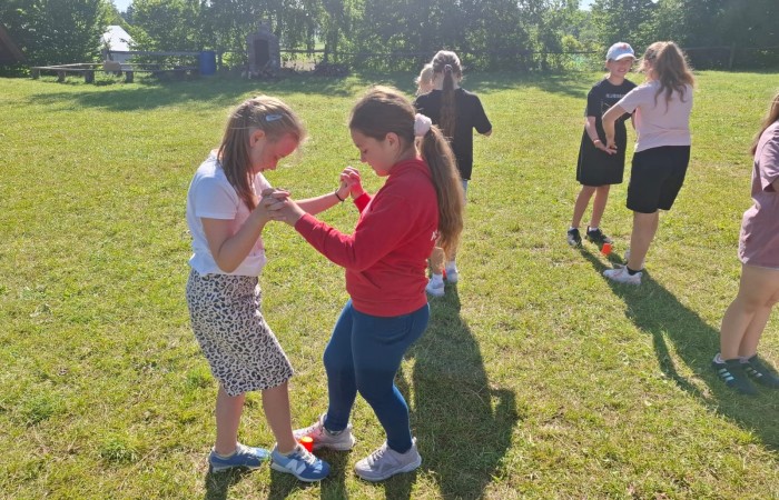 W ostatnim tygodniu szkoły uczniowie klas 1a, 2a i 2b wzięli udział w wyjściach integracyjnych nad Pasłęckie jeziorko. Dla każdej z klas był to wyjątkowy dzień – pełen śmiechu, zabaw i wspólnego czasu na łonie natury. To była świetna okazja, by podsumować rok szkolny w radosnej atmosferze i przygotować się do wakacyjnego odpoczynku. To był idealny sposób na zakończenie roku – teraz czas na wakacje.
Serdeczne podziękowania kierujemy do Pani Anetki z MOSiRu za poprowadzenie pełnych energii i kreatywności zajęć.