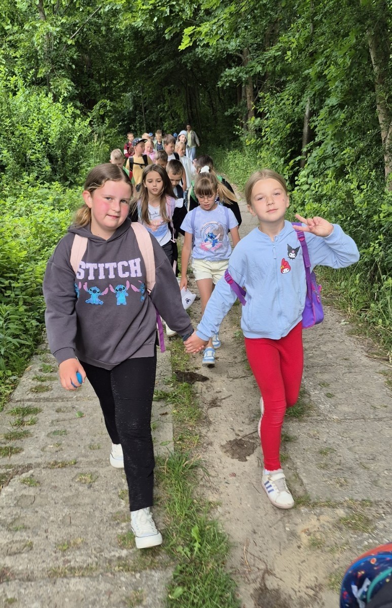 W ostatnim tygodniu szkoły uczniowie klas 1a, 2a i 2b wzięli udział w wyjściach integracyjnych nad Pasłęckie jeziorko. Dla każdej z klas był to wyjątkowy dzień – pełen śmiechu, zabaw i wspólnego czasu na łonie natury. To była świetna okazja, by podsumować rok szkolny w radosnej atmosferze i przygotować się do wakacyjnego odpoczynku. To był idealny sposób na zakończenie roku – teraz czas na wakacje.
Serdeczne podziękowania kierujemy do Pani Anetki z MOSiRu za poprowadzenie pełnych energii i kreatywności zajęć.