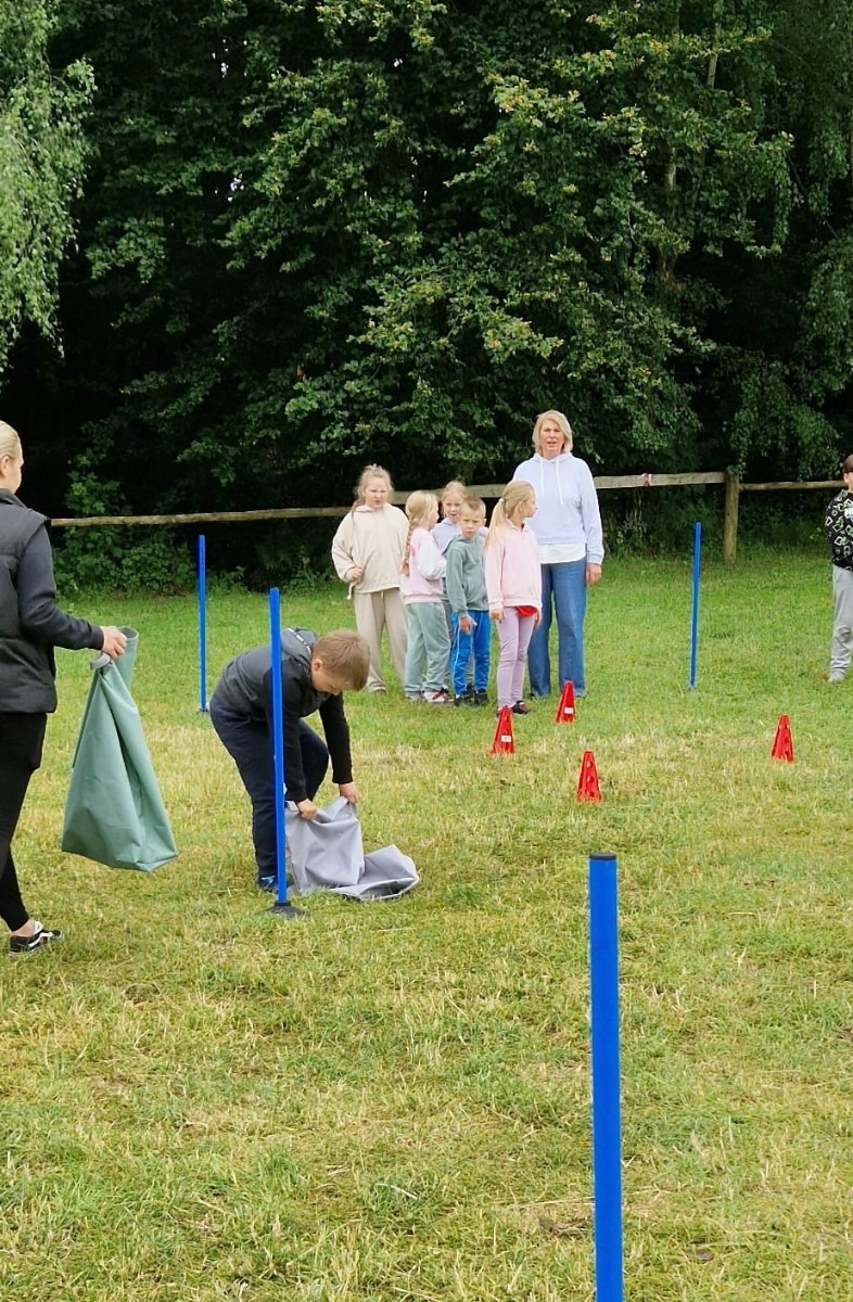 W ostatnim tygodniu szkoły uczniowie klas 1a, 2a i 2b wzięli udział w wyjściach integracyjnych nad Pasłęckie jeziorko. Dla każdej z klas był to wyjątkowy dzień – pełen śmiechu, zabaw i wspólnego czasu na łonie natury. To była świetna okazja, by podsumować rok szkolny w radosnej atmosferze i przygotować się do wakacyjnego odpoczynku. To był idealny sposób na zakończenie roku – teraz czas na wakacje.
Serdeczne podziękowania kierujemy do Pani Anetki z MOSiRu za poprowadzenie pełnych energii i kreatywności zajęć.