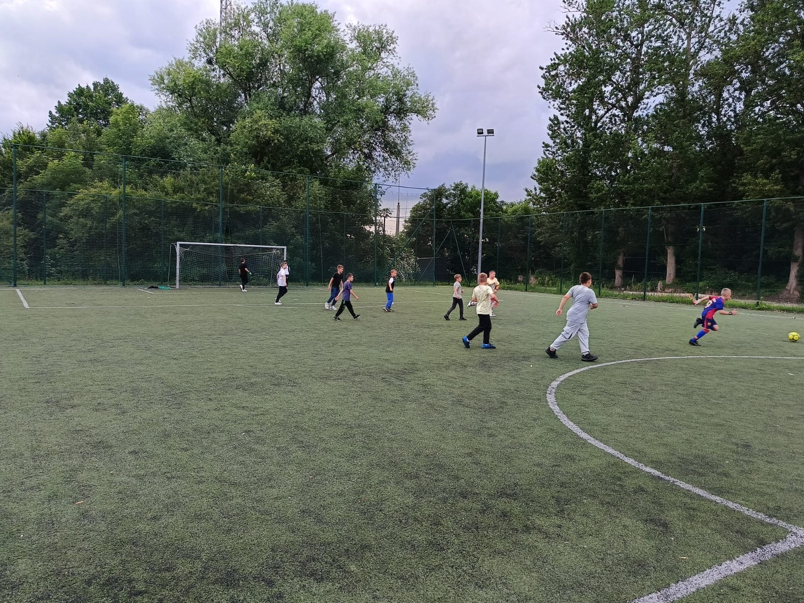25 czerwca nasza szkoła tętniła życiem – odbył się wyjątkowy wieczorek integracyjny dla uczniów klas trzecich. Od 17:00 do 21:00 nie brakowało śmiechu, ruchu i dobrej zabawy. Dzieci aktywnie spędzały czas na orliku – grały w piłkę nożną i siatkówkę, skakały na skakankach, bawiły się z chustą animacyjną oraz brały udział w grach integracyjnych. A do tego… z ciekawością zwiedzały szkolne sale lekcyjne, w których już we wrześniu rozpoczną naukę jako czwartoklasiści. Na wszystkich czekał pyszny poczęstunek – pizza i słodkości przygotowane przez niezastąpionych rodziców. A na zakończenie – wspólny seans filmowy w klasowym kinie.
Dziękujemy wszystkim za obecność, zaangażowanie i stworzenie fantastycznej atmosfery. To był niezapomniany wieczór pełen uśmiechów i pozytywnych emocji.