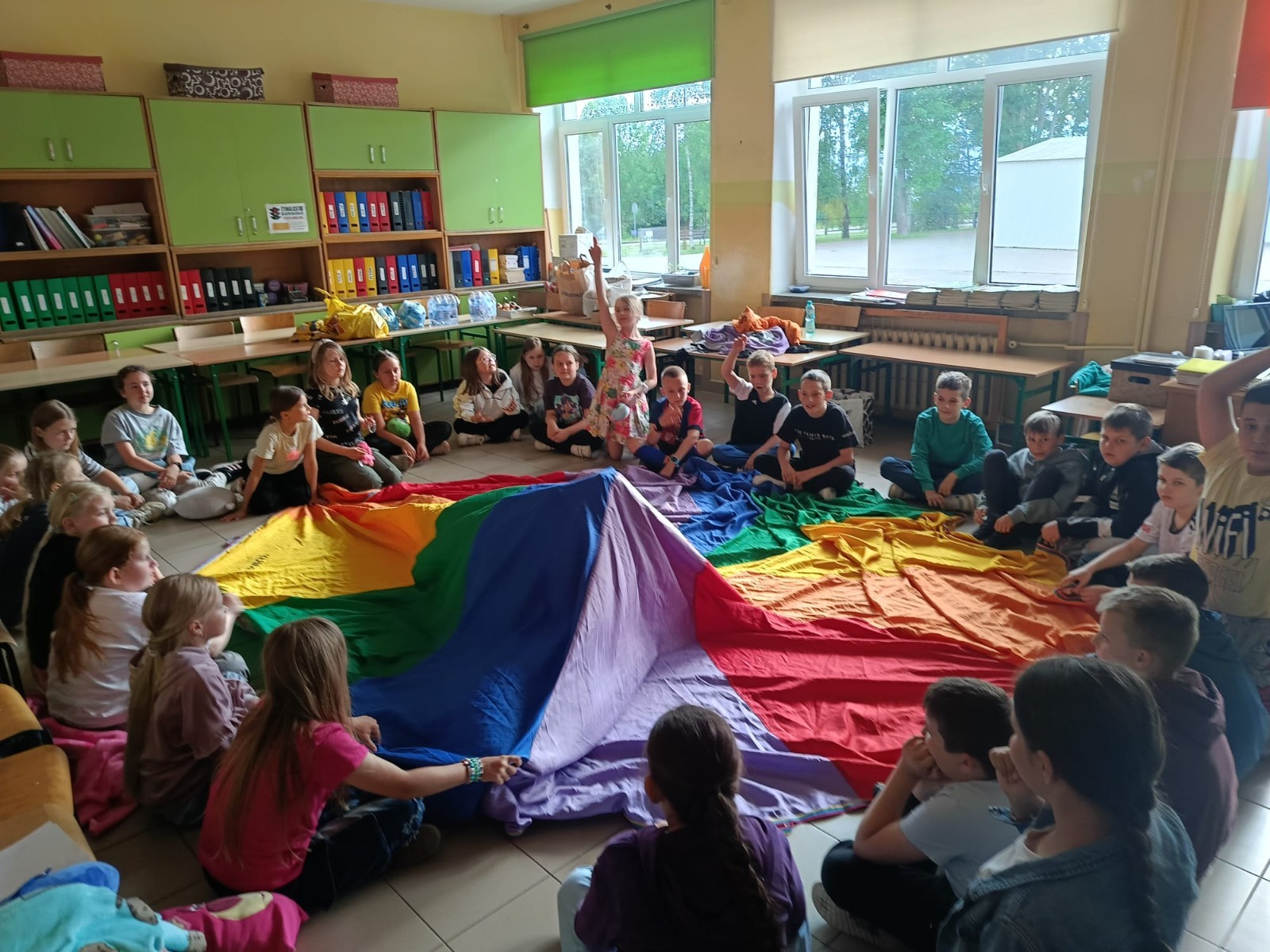 25 czerwca nasza szkoła tętniła życiem – odbył się wyjątkowy wieczorek integracyjny dla uczniów klas trzecich. Od 17:00 do 21:00 nie brakowało śmiechu, ruchu i dobrej zabawy. Dzieci aktywnie spędzały czas na orliku – grały w piłkę nożną i siatkówkę, skakały na skakankach, bawiły się z chustą animacyjną oraz brały udział w grach integracyjnych. A do tego… z ciekawością zwiedzały szkolne sale lekcyjne, w których już we wrześniu rozpoczną naukę jako czwartoklasiści. Na wszystkich czekał pyszny poczęstunek – pizza i słodkości przygotowane przez niezastąpionych rodziców. A na zakończenie – wspólny seans filmowy w klasowym kinie.
Dziękujemy wszystkim za obecność, zaangażowanie i stworzenie fantastycznej atmosfery. To był niezapomniany wieczór pełen uśmiechów i pozytywnych emocji.
