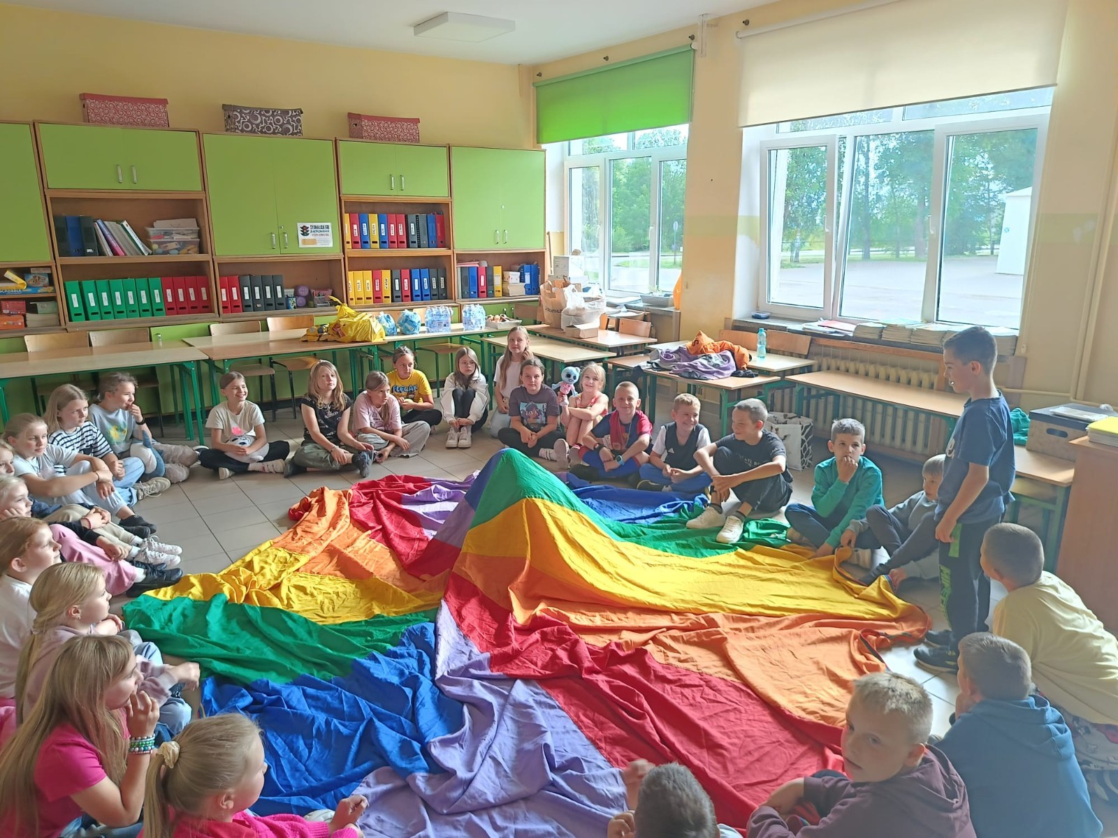 25 czerwca nasza szkoła tętniła życiem – odbył się wyjątkowy wieczorek integracyjny dla uczniów klas trzecich. Od 17:00 do 21:00 nie brakowało śmiechu, ruchu i dobrej zabawy. Dzieci aktywnie spędzały czas na orliku – grały w piłkę nożną i siatkówkę, skakały na skakankach, bawiły się z chustą animacyjną oraz brały udział w grach integracyjnych. A do tego… z ciekawością zwiedzały szkolne sale lekcyjne, w których już we wrześniu rozpoczną naukę jako czwartoklasiści. Na wszystkich czekał pyszny poczęstunek – pizza i słodkości przygotowane przez niezastąpionych rodziców. A na zakończenie – wspólny seans filmowy w klasowym kinie.
Dziękujemy wszystkim za obecność, zaangażowanie i stworzenie fantastycznej atmosfery. To był niezapomniany wieczór pełen uśmiechów i pozytywnych emocji.