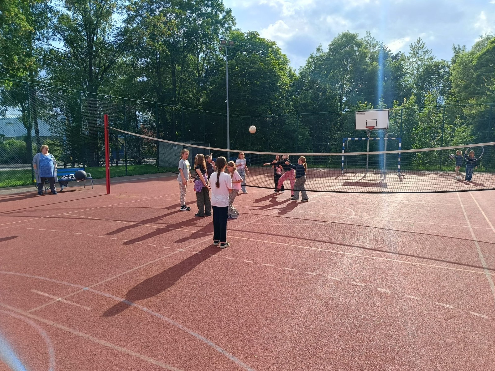 25 czerwca nasza szkoła tętniła życiem – odbył się wyjątkowy wieczorek integracyjny dla uczniów klas trzecich. Od 17:00 do 21:00 nie brakowało śmiechu, ruchu i dobrej zabawy. Dzieci aktywnie spędzały czas na orliku – grały w piłkę nożną i siatkówkę, skakały na skakankach, bawiły się z chustą animacyjną oraz brały udział w grach integracyjnych. A do tego… z ciekawością zwiedzały szkolne sale lekcyjne, w których już we wrześniu rozpoczną naukę jako czwartoklasiści. Na wszystkich czekał pyszny poczęstunek – pizza i słodkości przygotowane przez niezastąpionych rodziców. A na zakończenie – wspólny seans filmowy w klasowym kinie.
Dziękujemy wszystkim za obecność, zaangażowanie i stworzenie fantastycznej atmosfery. To był niezapomniany wieczór pełen uśmiechów i pozytywnych emocji.
