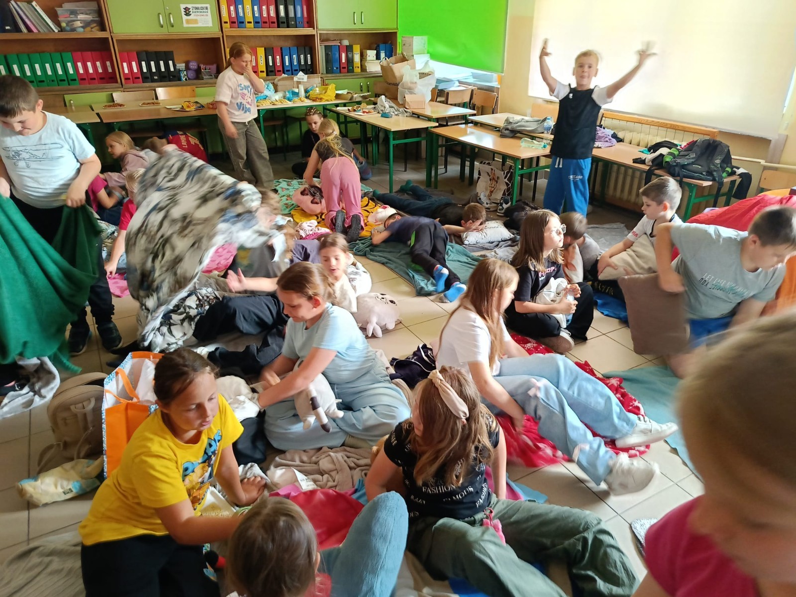 25 czerwca nasza szkoła tętniła życiem – odbył się wyjątkowy wieczorek integracyjny dla uczniów klas trzecich. Od 17:00 do 21:00 nie brakowało śmiechu, ruchu i dobrej zabawy. Dzieci aktywnie spędzały czas na orliku – grały w piłkę nożną i siatkówkę, skakały na skakankach, bawiły się z chustą animacyjną oraz brały udział w grach integracyjnych. A do tego… z ciekawością zwiedzały szkolne sale lekcyjne, w których już we wrześniu rozpoczną naukę jako czwartoklasiści. Na wszystkich czekał pyszny poczęstunek – pizza i słodkości przygotowane przez niezastąpionych rodziców. A na zakończenie – wspólny seans filmowy w klasowym kinie.
Dziękujemy wszystkim za obecność, zaangażowanie i stworzenie fantastycznej atmosfery. To był niezapomniany wieczór pełen uśmiechów i pozytywnych emocji.