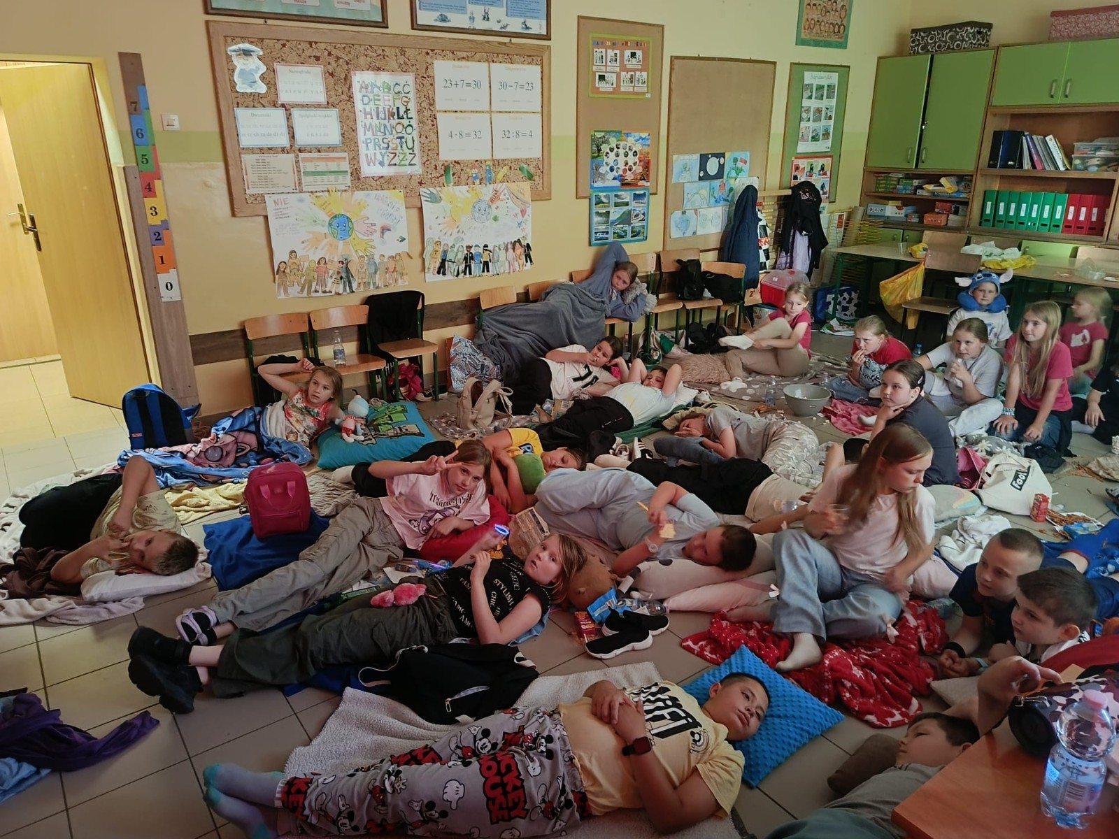25 czerwca nasza szkoła tętniła życiem – odbył się wyjątkowy wieczorek integracyjny dla uczniów klas trzecich. Od 17:00 do 21:00 nie brakowało śmiechu, ruchu i dobrej zabawy. Dzieci aktywnie spędzały czas na orliku – grały w piłkę nożną i siatkówkę, skakały na skakankach, bawiły się z chustą animacyjną oraz brały udział w grach integracyjnych. A do tego… z ciekawością zwiedzały szkolne sale lekcyjne, w których już we wrześniu rozpoczną naukę jako czwartoklasiści. Na wszystkich czekał pyszny poczęstunek – pizza i słodkości przygotowane przez niezastąpionych rodziców. A na zakończenie – wspólny seans filmowy w klasowym kinie.
Dziękujemy wszystkim za obecność, zaangażowanie i stworzenie fantastycznej atmosfery. To był niezapomniany wieczór pełen uśmiechów i pozytywnych emocji.
