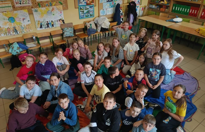 25 czerwca nasza szkoła tętniła życiem – odbył się wyjątkowy wieczorek integracyjny dla uczniów klas trzecich. Od 17:00 do 21:00 nie brakowało śmiechu, ruchu i dobrej zabawy. Dzieci aktywnie spędzały czas na orliku – grały w piłkę nożną i siatkówkę, skakały na skakankach, bawiły się z chustą animacyjną oraz brały udział w grach integracyjnych. A do tego… z ciekawością zwiedzały szkolne sale lekcyjne, w których już we wrześniu rozpoczną naukę jako czwartoklasiści. Na wszystkich czekał pyszny poczęstunek – pizza i słodkości przygotowane przez niezastąpionych rodziców. A na zakończenie – wspólny seans filmowy w klasowym kinie.
Dziękujemy wszystkim za obecność, zaangażowanie i stworzenie fantastycznej atmosfery. To był niezapomniany wieczór pełen uśmiechów i pozytywnych emocji.