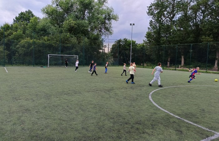 25 czerwca nasza szkoła tętniła życiem – odbył się wyjątkowy wieczorek integracyjny dla uczniów klas trzecich. Od 17:00 do 21:00 nie brakowało śmiechu, ruchu i dobrej zabawy. Dzieci aktywnie spędzały czas na orliku – grały w piłkę nożną i siatkówkę, skakały na skakankach, bawiły się z chustą animacyjną oraz brały udział w grach integracyjnych. A do tego… z ciekawością zwiedzały szkolne sale lekcyjne, w których już we wrześniu rozpoczną naukę jako czwartoklasiści. Na wszystkich czekał pyszny poczęstunek – pizza i słodkości przygotowane przez niezastąpionych rodziców. A na zakończenie – wspólny seans filmowy w klasowym kinie.
Dziękujemy wszystkim za obecność, zaangażowanie i stworzenie fantastycznej atmosfery. To był niezapomniany wieczór pełen uśmiechów i pozytywnych emocji.