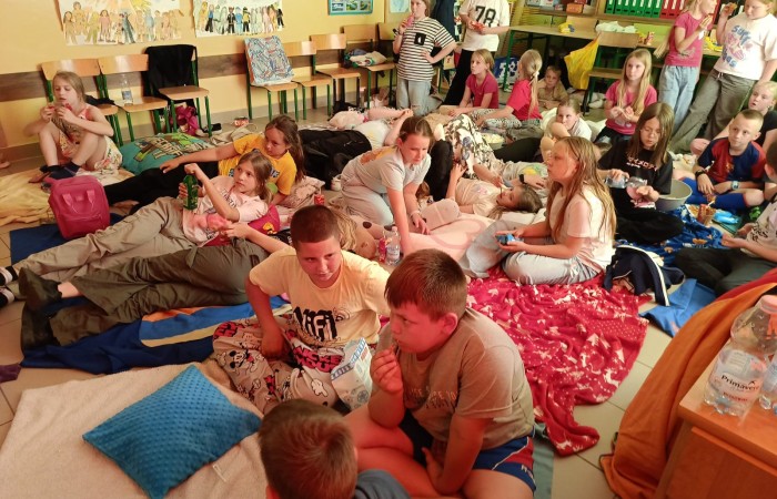 25 czerwca nasza szkoła tętniła życiem – odbył się wyjątkowy wieczorek integracyjny dla uczniów klas trzecich. Od 17:00 do 21:00 nie brakowało śmiechu, ruchu i dobrej zabawy. Dzieci aktywnie spędzały czas na orliku – grały w piłkę nożną i siatkówkę, skakały na skakankach, bawiły się z chustą animacyjną oraz brały udział w grach integracyjnych. A do tego… z ciekawością zwiedzały szkolne sale lekcyjne, w których już we wrześniu rozpoczną naukę jako czwartoklasiści. Na wszystkich czekał pyszny poczęstunek – pizza i słodkości przygotowane przez niezastąpionych rodziców. A na zakończenie – wspólny seans filmowy w klasowym kinie.
Dziękujemy wszystkim za obecność, zaangażowanie i stworzenie fantastycznej atmosfery. To był niezapomniany wieczór pełen uśmiechów i pozytywnych emocji.