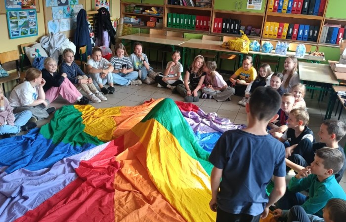 25 czerwca nasza szkoła tętniła życiem – odbył się wyjątkowy wieczorek integracyjny dla uczniów klas trzecich. Od 17:00 do 21:00 nie brakowało śmiechu, ruchu i dobrej zabawy. Dzieci aktywnie spędzały czas na orliku – grały w piłkę nożną i siatkówkę, skakały na skakankach, bawiły się z chustą animacyjną oraz brały udział w grach integracyjnych. A do tego… z ciekawością zwiedzały szkolne sale lekcyjne, w których już we wrześniu rozpoczną naukę jako czwartoklasiści. Na wszystkich czekał pyszny poczęstunek – pizza i słodkości przygotowane przez niezastąpionych rodziców. A na zakończenie – wspólny seans filmowy w klasowym kinie.
Dziękujemy wszystkim za obecność, zaangażowanie i stworzenie fantastycznej atmosfery. To był niezapomniany wieczór pełen uśmiechów i pozytywnych emocji.