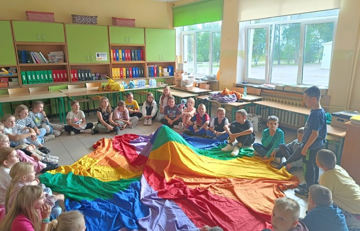 25 czerwca nasza szkoła tętniła życiem – odbył się wyjątkowy wieczorek integracyjny dla uczniów klas trzecich. Od 17:00 do 21:00 nie brakowało śmiechu, ruchu i dobrej zabawy. Dzieci aktywnie spędzały czas na orliku – grały w piłkę nożną i siatkówkę, skakały na skakankach, bawiły się z chustą animacyjną oraz brały udział w grach integracyjnych. A do tego… z ciekawością zwiedzały szkolne sale lekcyjne, w których już we wrześniu rozpoczną naukę jako czwartoklasiści. Na wszystkich czekał pyszny poczęstunek – pizza i słodkości przygotowane przez niezastąpionych rodziców. A na zakończenie – wspólny seans filmowy w klasowym kinie.
Dziękujemy wszystkim za obecność, zaangażowanie i stworzenie fantastycznej atmosfery. To był niezapomniany wieczór pełen uśmiechów i pozytywnych emocji.