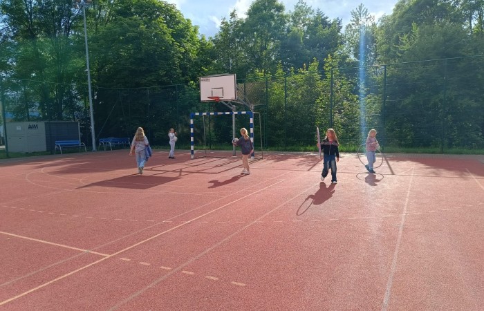 25 czerwca nasza szkoła tętniła życiem – odbył się wyjątkowy wieczorek integracyjny dla uczniów klas trzecich. Od 17:00 do 21:00 nie brakowało śmiechu, ruchu i dobrej zabawy. Dzieci aktywnie spędzały czas na orliku – grały w piłkę nożną i siatkówkę, skakały na skakankach, bawiły się z chustą animacyjną oraz brały udział w grach integracyjnych. A do tego… z ciekawością zwiedzały szkolne sale lekcyjne, w których już we wrześniu rozpoczną naukę jako czwartoklasiści. Na wszystkich czekał pyszny poczęstunek – pizza i słodkości przygotowane przez niezastąpionych rodziców. A na zakończenie – wspólny seans filmowy w klasowym kinie.
Dziękujemy wszystkim za obecność, zaangażowanie i stworzenie fantastycznej atmosfery. To był niezapomniany wieczór pełen uśmiechów i pozytywnych emocji.