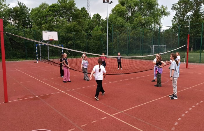 25 czerwca nasza szkoła tętniła życiem – odbył się wyjątkowy wieczorek integracyjny dla uczniów klas trzecich. Od 17:00 do 21:00 nie brakowało śmiechu, ruchu i dobrej zabawy. Dzieci aktywnie spędzały czas na orliku – grały w piłkę nożną i siatkówkę, skakały na skakankach, bawiły się z chustą animacyjną oraz brały udział w grach integracyjnych. A do tego… z ciekawością zwiedzały szkolne sale lekcyjne, w których już we wrześniu rozpoczną naukę jako czwartoklasiści. Na wszystkich czekał pyszny poczęstunek – pizza i słodkości przygotowane przez niezastąpionych rodziców. A na zakończenie – wspólny seans filmowy w klasowym kinie.
Dziękujemy wszystkim za obecność, zaangażowanie i stworzenie fantastycznej atmosfery. To był niezapomniany wieczór pełen uśmiechów i pozytywnych emocji.