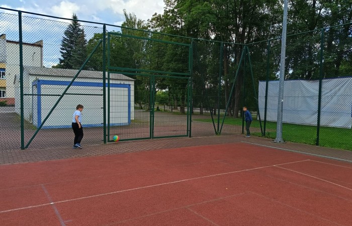 25 czerwca nasza szkoła tętniła życiem – odbył się wyjątkowy wieczorek integracyjny dla uczniów klas trzecich. Od 17:00 do 21:00 nie brakowało śmiechu, ruchu i dobrej zabawy. Dzieci aktywnie spędzały czas na orliku – grały w piłkę nożną i siatkówkę, skakały na skakankach, bawiły się z chustą animacyjną oraz brały udział w grach integracyjnych. A do tego… z ciekawością zwiedzały szkolne sale lekcyjne, w których już we wrześniu rozpoczną naukę jako czwartoklasiści. Na wszystkich czekał pyszny poczęstunek – pizza i słodkości przygotowane przez niezastąpionych rodziców. A na zakończenie – wspólny seans filmowy w klasowym kinie.
Dziękujemy wszystkim za obecność, zaangażowanie i stworzenie fantastycznej atmosfery. To był niezapomniany wieczór pełen uśmiechów i pozytywnych emocji.