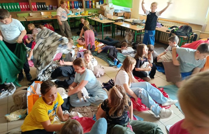 25 czerwca nasza szkoła tętniła życiem – odbył się wyjątkowy wieczorek integracyjny dla uczniów klas trzecich. Od 17:00 do 21:00 nie brakowało śmiechu, ruchu i dobrej zabawy. Dzieci aktywnie spędzały czas na orliku – grały w piłkę nożną i siatkówkę, skakały na skakankach, bawiły się z chustą animacyjną oraz brały udział w grach integracyjnych. A do tego… z ciekawością zwiedzały szkolne sale lekcyjne, w których już we wrześniu rozpoczną naukę jako czwartoklasiści. Na wszystkich czekał pyszny poczęstunek – pizza i słodkości przygotowane przez niezastąpionych rodziców. A na zakończenie – wspólny seans filmowy w klasowym kinie.
Dziękujemy wszystkim za obecność, zaangażowanie i stworzenie fantastycznej atmosfery. To był niezapomniany wieczór pełen uśmiechów i pozytywnych emocji.