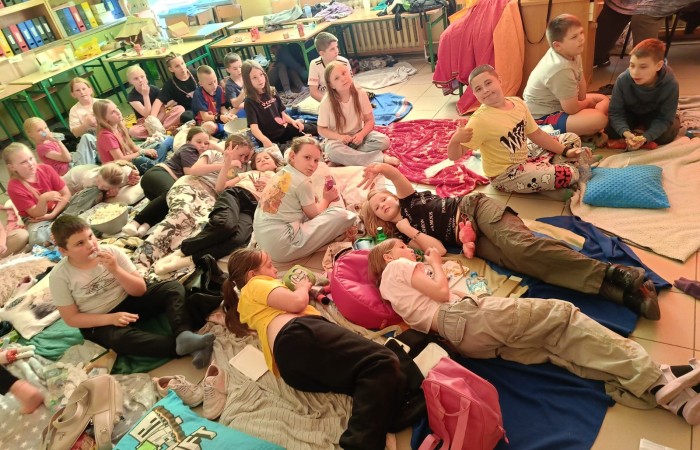 25 czerwca nasza szkoła tętniła życiem – odbył się wyjątkowy wieczorek integracyjny dla uczniów klas trzecich. Od 17:00 do 21:00 nie brakowało śmiechu, ruchu i dobrej zabawy. Dzieci aktywnie spędzały czas na orliku – grały w piłkę nożną i siatkówkę, skakały na skakankach, bawiły się z chustą animacyjną oraz brały udział w grach integracyjnych. A do tego… z ciekawością zwiedzały szkolne sale lekcyjne, w których już we wrześniu rozpoczną naukę jako czwartoklasiści. Na wszystkich czekał pyszny poczęstunek – pizza i słodkości przygotowane przez niezastąpionych rodziców. A na zakończenie – wspólny seans filmowy w klasowym kinie.
Dziękujemy wszystkim za obecność, zaangażowanie i stworzenie fantastycznej atmosfery. To był niezapomniany wieczór pełen uśmiechów i pozytywnych emocji.