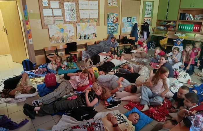 25 czerwca nasza szkoła tętniła życiem – odbył się wyjątkowy wieczorek integracyjny dla uczniów klas trzecich. Od 17:00 do 21:00 nie brakowało śmiechu, ruchu i dobrej zabawy. Dzieci aktywnie spędzały czas na orliku – grały w piłkę nożną i siatkówkę, skakały na skakankach, bawiły się z chustą animacyjną oraz brały udział w grach integracyjnych. A do tego… z ciekawością zwiedzały szkolne sale lekcyjne, w których już we wrześniu rozpoczną naukę jako czwartoklasiści. Na wszystkich czekał pyszny poczęstunek – pizza i słodkości przygotowane przez niezastąpionych rodziców. A na zakończenie – wspólny seans filmowy w klasowym kinie.
Dziękujemy wszystkim za obecność, zaangażowanie i stworzenie fantastycznej atmosfery. To był niezapomniany wieczór pełen uśmiechów i pozytywnych emocji.