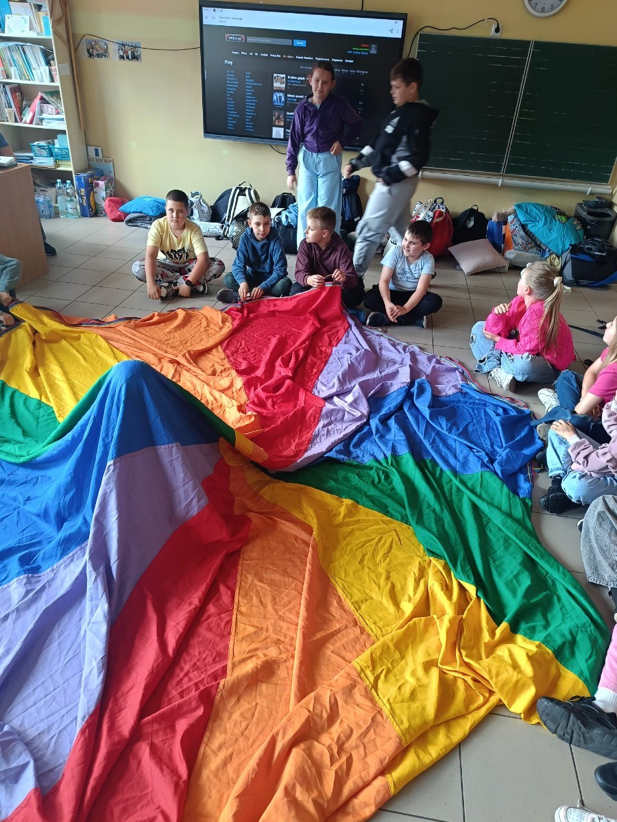 25 czerwca nasza szkoła tętniła życiem – odbył się wyjątkowy wieczorek integracyjny dla uczniów klas trzecich. Od 17:00 do 21:00 nie brakowało śmiechu, ruchu i dobrej zabawy. Dzieci aktywnie spędzały czas na orliku – grały w piłkę nożną i siatkówkę, skakały na skakankach, bawiły się z chustą animacyjną oraz brały udział w grach integracyjnych. A do tego… z ciekawością zwiedzały szkolne sale lekcyjne, w których już we wrześniu rozpoczną naukę jako czwartoklasiści. Na wszystkich czekał pyszny poczęstunek – pizza i słodkości przygotowane przez niezastąpionych rodziców. A na zakończenie – wspólny seans filmowy w klasowym kinie.
Dziękujemy wszystkim za obecność, zaangażowanie i stworzenie fantastycznej atmosfery. To był niezapomniany wieczór pełen uśmiechów i pozytywnych emocji.
