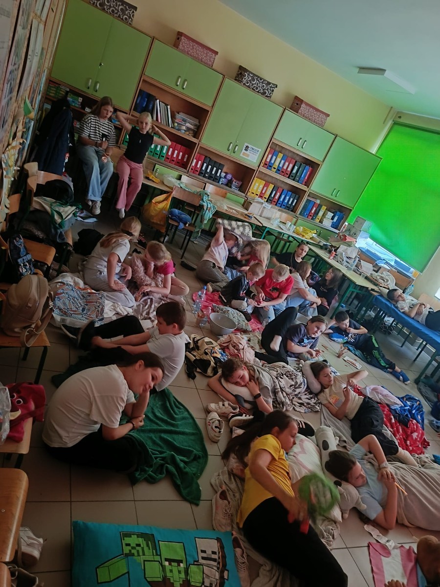 25 czerwca nasza szkoła tętniła życiem – odbył się wyjątkowy wieczorek integracyjny dla uczniów klas trzecich. Od 17:00 do 21:00 nie brakowało śmiechu, ruchu i dobrej zabawy. Dzieci aktywnie spędzały czas na orliku – grały w piłkę nożną i siatkówkę, skakały na skakankach, bawiły się z chustą animacyjną oraz brały udział w grach integracyjnych. A do tego… z ciekawością zwiedzały szkolne sale lekcyjne, w których już we wrześniu rozpoczną naukę jako czwartoklasiści. Na wszystkich czekał pyszny poczęstunek – pizza i słodkości przygotowane przez niezastąpionych rodziców. A na zakończenie – wspólny seans filmowy w klasowym kinie.
Dziękujemy wszystkim za obecność, zaangażowanie i stworzenie fantastycznej atmosfery. To był niezapomniany wieczór pełen uśmiechów i pozytywnych emocji.