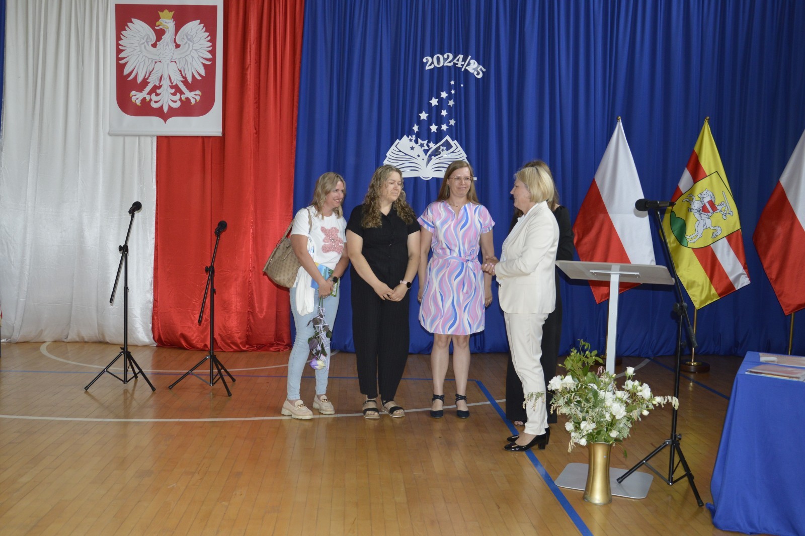 27 czerwca 2025 roku w odbyła się uroczystość zakończenia roku szkolnego, która była pełna wzruszeń i radości. 
Podczas uroczystości nie zabrakło serdecznych podziękowań dla wszystkich, którzy przyczynili się do sukcesu mijającego roku szkolnego. Uczniowie otrzymali gratulacje za ich ciężką pracę i osiągnięcia. Podkreślono, jak ważne jest ich zaangażowanie i chęć nauki. Nauczyciele zostali uhonorowani za ich poświęcenie i wsparcie, które każdego dnia umożliwia młodym ludziom rozwój. Administracja i obsługa szkoły otrzymały podziękowania za ich nieocenioną pracę, która często odbywa się w cieniu, ale jest kluczowa dla funkcjonowania szkoły. Rodzice zostali docenieni za współpracę i wsparcie, które są niezbędne dla osiągania wspólnych celów edukacyjnych.
Podczas uroczystości wręczono nagrody wyróżnionym uczniom, którzy wykazali się szczególnymi osiągnięciami w nauce oraz działalności pozalekcyjnej. Ich determinacja i pasja zostały nagrodzone gromkimi brawami. 
Na uroczystości mieliśmy zaszczyt gościć: Przewodniczącą Rady Rodziców – panią Annę Szymanek, Zastępcę Rady Rodziców – panią Monikę Cendrowską, Skarbnika Rady Rodziców – panią Annę Szarszunowicz oraz Przewodniczącego Rady Miasta – pana Bogdana Pobiarżyn. Ich obecność była dla nas wielkim honorem i dowodem na to, jak ważna jest współpraca między szkołą a społecznością lokalną.
Organizacją tego wyjątkowego dnia zajęła się klasa 5a, która zadbała o każdy szczegół wydarzenia. Uroczystość uświetnił występ szkolnego chóru pod kierunkiem pani Iwony Matukiewicz, który wykonał kilka utworów, wprowadzając wszystkich w podniosły nastrój. Ich talent i zaangażowanie zostały docenione przez wszystkich obecnych. 
Uroczystość zakończenia roku szkolnego była nie tylko momentem podsumowania, ale także okazją do wyrażenia wdzięczności i zacieśnienia więzi w społeczności szkolnej. To był wspaniały dzień, który na długo pozostanie w naszej pamięci.
