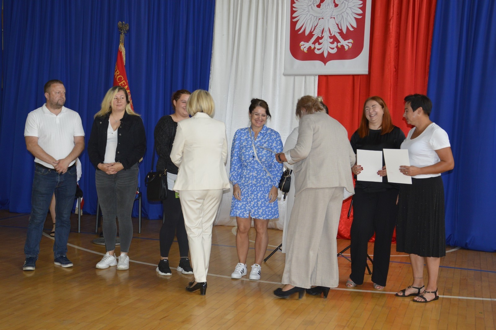 27 czerwca 2025 roku w odbyła się uroczystość zakończenia roku szkolnego, która była pełna wzruszeń i radości. 
Podczas uroczystości nie zabrakło serdecznych podziękowań dla wszystkich, którzy przyczynili się do sukcesu mijającego roku szkolnego. Uczniowie otrzymali gratulacje za ich ciężką pracę i osiągnięcia. Podkreślono, jak ważne jest ich zaangażowanie i chęć nauki. Nauczyciele zostali uhonorowani za ich poświęcenie i wsparcie, które każdego dnia umożliwia młodym ludziom rozwój. Administracja i obsługa szkoły otrzymały podziękowania za ich nieocenioną pracę, która często odbywa się w cieniu, ale jest kluczowa dla funkcjonowania szkoły. Rodzice zostali docenieni za współpracę i wsparcie, które są niezbędne dla osiągania wspólnych celów edukacyjnych.
Podczas uroczystości wręczono nagrody wyróżnionym uczniom, którzy wykazali się szczególnymi osiągnięciami w nauce oraz działalności pozalekcyjnej. Ich determinacja i pasja zostały nagrodzone gromkimi brawami. 
Na uroczystości mieliśmy zaszczyt gościć: Przewodniczącą Rady Rodziców – panią Annę Szymanek, Zastępcę Rady Rodziców – panią Monikę Cendrowską, Skarbnika Rady Rodziców – panią Annę Szarszunowicz oraz Przewodniczącego Rady Miasta – pana Bogdana Pobiarżyn. Ich obecność była dla nas wielkim honorem i dowodem na to, jak ważna jest współpraca między szkołą a społecznością lokalną.
Organizacją tego wyjątkowego dnia zajęła się klasa 5a, która zadbała o każdy szczegół wydarzenia. Uroczystość uświetnił występ szkolnego chóru pod kierunkiem pani Iwony Matukiewicz, który wykonał kilka utworów, wprowadzając wszystkich w podniosły nastrój. Ich talent i zaangażowanie zostały docenione przez wszystkich obecnych. 
Uroczystość zakończenia roku szkolnego była nie tylko momentem podsumowania, ale także okazją do wyrażenia wdzięczności i zacieśnienia więzi w społeczności szkolnej. To był wspaniały dzień, który na długo pozostanie w naszej pamięci.
