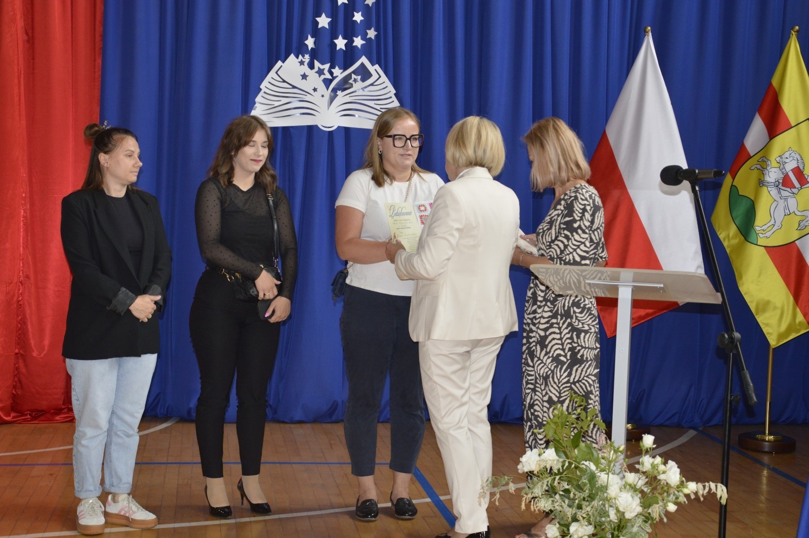 27 czerwca 2025 roku w odbyła się uroczystość zakończenia roku szkolnego, która była pełna wzruszeń i radości. 
Podczas uroczystości nie zabrakło serdecznych podziękowań dla wszystkich, którzy przyczynili się do sukcesu mijającego roku szkolnego. Uczniowie otrzymali gratulacje za ich ciężką pracę i osiągnięcia. Podkreślono, jak ważne jest ich zaangażowanie i chęć nauki. Nauczyciele zostali uhonorowani za ich poświęcenie i wsparcie, które każdego dnia umożliwia młodym ludziom rozwój. Administracja i obsługa szkoły otrzymały podziękowania za ich nieocenioną pracę, która często odbywa się w cieniu, ale jest kluczowa dla funkcjonowania szkoły. Rodzice zostali docenieni za współpracę i wsparcie, które są niezbędne dla osiągania wspólnych celów edukacyjnych.
Podczas uroczystości wręczono nagrody wyróżnionym uczniom, którzy wykazali się szczególnymi osiągnięciami w nauce oraz działalności pozalekcyjnej. Ich determinacja i pasja zostały nagrodzone gromkimi brawami. 
Na uroczystości mieliśmy zaszczyt gościć: Przewodniczącą Rady Rodziców – panią Annę Szymanek, Zastępcę Rady Rodziców – panią Monikę Cendrowską, Skarbnika Rady Rodziców – panią Annę Szarszunowicz oraz Przewodniczącego Rady Miasta – pana Bogdana Pobiarżyn. Ich obecność była dla nas wielkim honorem i dowodem na to, jak ważna jest współpraca między szkołą a społecznością lokalną.
Organizacją tego wyjątkowego dnia zajęła się klasa 5a, która zadbała o każdy szczegół wydarzenia. Uroczystość uświetnił występ szkolnego chóru pod kierunkiem pani Iwony Matukiewicz, który wykonał kilka utworów, wprowadzając wszystkich w podniosły nastrój. Ich talent i zaangażowanie zostały docenione przez wszystkich obecnych. 
Uroczystość zakończenia roku szkolnego była nie tylko momentem podsumowania, ale także okazją do wyrażenia wdzięczności i zacieśnienia więzi w społeczności szkolnej. To był wspaniały dzień, który na długo pozostanie w naszej pamięci.
