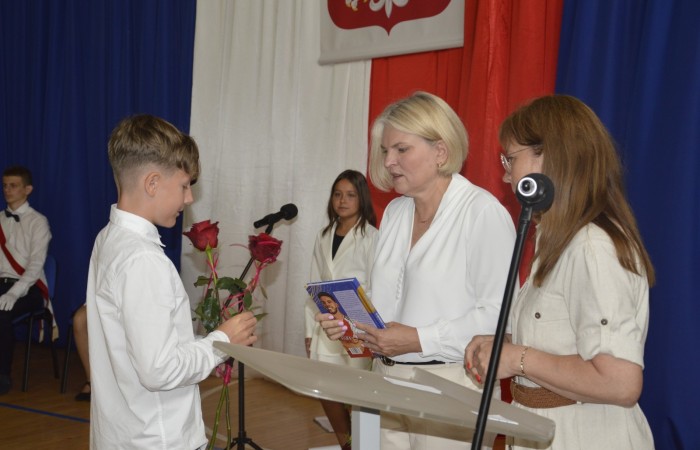 27 czerwca 2025 roku w odbyła się uroczystość zakończenia roku szkolnego, która była pełna wzruszeń i radości. 
Podczas uroczystości nie zabrakło serdecznych podziękowań dla wszystkich, którzy przyczynili się do sukcesu mijającego roku szkolnego. Uczniowie otrzymali gratulacje za ich ciężką pracę i osiągnięcia. Podkreślono, jak ważne jest ich zaangażowanie i chęć nauki. Nauczyciele zostali uhonorowani za ich poświęcenie i wsparcie, które każdego dnia umożliwia młodym ludziom rozwój. Administracja i obsługa szkoły otrzymały podziękowania za ich nieocenioną pracę, która często odbywa się w cieniu, ale jest kluczowa dla funkcjonowania szkoły. Rodzice zostali docenieni za współpracę i wsparcie, które są niezbędne dla osiągania wspólnych celów edukacyjnych.
Podczas uroczystości wręczono nagrody wyróżnionym uczniom, którzy wykazali się szczególnymi osiągnięciami w nauce oraz działalności pozalekcyjnej. Ich determinacja i pasja zostały nagrodzone gromkimi brawami. 
Na uroczystości mieliśmy zaszczyt gościć: Przewodniczącą Rady Rodziców – panią Annę Szymanek, Zastępcę Rady Rodziców – panią Monikę Cendrowską, Skarbnika Rady Rodziców – panią Annę Szarszunowicz oraz Przewodniczącego Rady Miasta – pana Bogdana Pobiarżyn. Ich obecność była dla nas wielkim honorem i dowodem na to, jak ważna jest współpraca między szkołą a społecznością lokalną.
Organizacją tego wyjątkowego dnia zajęła się klasa 5a, która zadbała o każdy szczegół wydarzenia. Uroczystość uświetnił występ szkolnego chóru pod kierunkiem pani Iwony Matukiewicz, który wykonał kilka utworów, wprowadzając wszystkich w podniosły nastrój. Ich talent i zaangażowanie zostały docenione przez wszystkich obecnych. 
Uroczystość zakończenia roku szkolnego była nie tylko momentem podsumowania, ale także okazją do wyrażenia wdzięczności i zacieśnienia więzi w społeczności szkolnej. To był wspaniały dzień, który na długo pozostanie w naszej pamięci.
