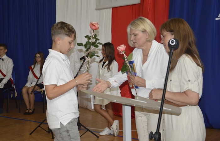 27 czerwca 2025 roku w odbyła się uroczystość zakończenia roku szkolnego, która była pełna wzruszeń i radości. 
Podczas uroczystości nie zabrakło serdecznych podziękowań dla wszystkich, którzy przyczynili się do sukcesu mijającego roku szkolnego. Uczniowie otrzymali gratulacje za ich ciężką pracę i osiągnięcia. Podkreślono, jak ważne jest ich zaangażowanie i chęć nauki. Nauczyciele zostali uhonorowani za ich poświęcenie i wsparcie, które każdego dnia umożliwia młodym ludziom rozwój. Administracja i obsługa szkoły otrzymały podziękowania za ich nieocenioną pracę, która często odbywa się w cieniu, ale jest kluczowa dla funkcjonowania szkoły. Rodzice zostali docenieni za współpracę i wsparcie, które są niezbędne dla osiągania wspólnych celów edukacyjnych.
Podczas uroczystości wręczono nagrody wyróżnionym uczniom, którzy wykazali się szczególnymi osiągnięciami w nauce oraz działalności pozalekcyjnej. Ich determinacja i pasja zostały nagrodzone gromkimi brawami. 
Na uroczystości mieliśmy zaszczyt gościć: Przewodniczącą Rady Rodziców – panią Annę Szymanek, Zastępcę Rady Rodziców – panią Monikę Cendrowską, Skarbnika Rady Rodziców – panią Annę Szarszunowicz oraz Przewodniczącego Rady Miasta – pana Bogdana Pobiarżyn. Ich obecność była dla nas wielkim honorem i dowodem na to, jak ważna jest współpraca między szkołą a społecznością lokalną.
Organizacją tego wyjątkowego dnia zajęła się klasa 5a, która zadbała o każdy szczegół wydarzenia. Uroczystość uświetnił występ szkolnego chóru pod kierunkiem pani Iwony Matukiewicz, który wykonał kilka utworów, wprowadzając wszystkich w podniosły nastrój. Ich talent i zaangażowanie zostały docenione przez wszystkich obecnych. 
Uroczystość zakończenia roku szkolnego była nie tylko momentem podsumowania, ale także okazją do wyrażenia wdzięczności i zacieśnienia więzi w społeczności szkolnej. To był wspaniały dzień, który na długo pozostanie w naszej pamięci.

