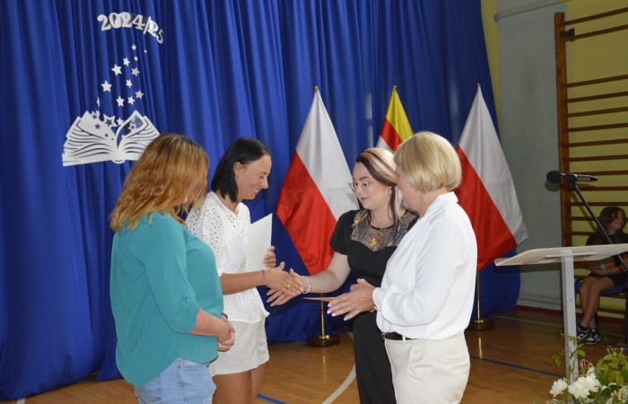 27 czerwca 2025 roku w odbyła się uroczystość zakończenia roku szkolnego, która była pełna wzruszeń i radości. 
Podczas uroczystości nie zabrakło serdecznych podziękowań dla wszystkich, którzy przyczynili się do sukcesu mijającego roku szkolnego. Uczniowie otrzymali gratulacje za ich ciężką pracę i osiągnięcia. Podkreślono, jak ważne jest ich zaangażowanie i chęć nauki. Nauczyciele zostali uhonorowani za ich poświęcenie i wsparcie, które każdego dnia umożliwia młodym ludziom rozwój. Administracja i obsługa szkoły otrzymały podziękowania za ich nieocenioną pracę, która często odbywa się w cieniu, ale jest kluczowa dla funkcjonowania szkoły. Rodzice zostali docenieni za współpracę i wsparcie, które są niezbędne dla osiągania wspólnych celów edukacyjnych.
Podczas uroczystości wręczono nagrody wyróżnionym uczniom, którzy wykazali się szczególnymi osiągnięciami w nauce oraz działalności pozalekcyjnej. Ich determinacja i pasja zostały nagrodzone gromkimi brawami. 
Na uroczystości mieliśmy zaszczyt gościć: Przewodniczącą Rady Rodziców – panią Annę Szymanek, Zastępcę Rady Rodziców – panią Monikę Cendrowską, Skarbnika Rady Rodziców – panią Annę Szarszunowicz oraz Przewodniczącego Rady Miasta – pana Bogdana Pobiarżyn. Ich obecność była dla nas wielkim honorem i dowodem na to, jak ważna jest współpraca między szkołą a społecznością lokalną.
Organizacją tego wyjątkowego dnia zajęła się klasa 5a, która zadbała o każdy szczegół wydarzenia. Uroczystość uświetnił występ szkolnego chóru pod kierunkiem pani Iwony Matukiewicz, który wykonał kilka utworów, wprowadzając wszystkich w podniosły nastrój. Ich talent i zaangażowanie zostały docenione przez wszystkich obecnych. 
Uroczystość zakończenia roku szkolnego była nie tylko momentem podsumowania, ale także okazją do wyrażenia wdzięczności i zacieśnienia więzi w społeczności szkolnej. To był wspaniały dzień, który na długo pozostanie w naszej pamięci.
