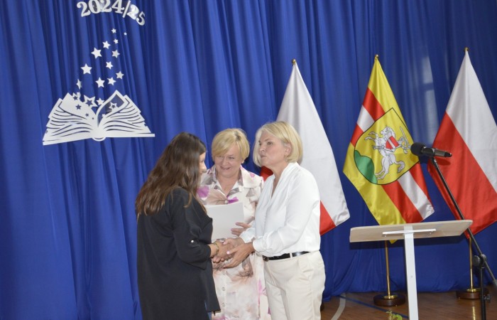 27 czerwca 2025 roku w odbyła się uroczystość zakończenia roku szkolnego, która była pełna wzruszeń i radości. 
Podczas uroczystości nie zabrakło serdecznych podziękowań dla wszystkich, którzy przyczynili się do sukcesu mijającego roku szkolnego. Uczniowie otrzymali gratulacje za ich ciężką pracę i osiągnięcia. Podkreślono, jak ważne jest ich zaangażowanie i chęć nauki. Nauczyciele zostali uhonorowani za ich poświęcenie i wsparcie, które każdego dnia umożliwia młodym ludziom rozwój. Administracja i obsługa szkoły otrzymały podziękowania za ich nieocenioną pracę, która często odbywa się w cieniu, ale jest kluczowa dla funkcjonowania szkoły. Rodzice zostali docenieni za współpracę i wsparcie, które są niezbędne dla osiągania wspólnych celów edukacyjnych.
Podczas uroczystości wręczono nagrody wyróżnionym uczniom, którzy wykazali się szczególnymi osiągnięciami w nauce oraz działalności pozalekcyjnej. Ich determinacja i pasja zostały nagrodzone gromkimi brawami. 
Na uroczystości mieliśmy zaszczyt gościć: Przewodniczącą Rady Rodziców – panią Annę Szymanek, Zastępcę Rady Rodziców – panią Monikę Cendrowską, Skarbnika Rady Rodziców – panią Annę Szarszunowicz oraz Przewodniczącego Rady Miasta – pana Bogdana Pobiarżyn. Ich obecność była dla nas wielkim honorem i dowodem na to, jak ważna jest współpraca między szkołą a społecznością lokalną.
Organizacją tego wyjątkowego dnia zajęła się klasa 5a, która zadbała o każdy szczegół wydarzenia. Uroczystość uświetnił występ szkolnego chóru pod kierunkiem pani Iwony Matukiewicz, który wykonał kilka utworów, wprowadzając wszystkich w podniosły nastrój. Ich talent i zaangażowanie zostały docenione przez wszystkich obecnych. 
Uroczystość zakończenia roku szkolnego była nie tylko momentem podsumowania, ale także okazją do wyrażenia wdzięczności i zacieśnienia więzi w społeczności szkolnej. To był wspaniały dzień, który na długo pozostanie w naszej pamięci.
