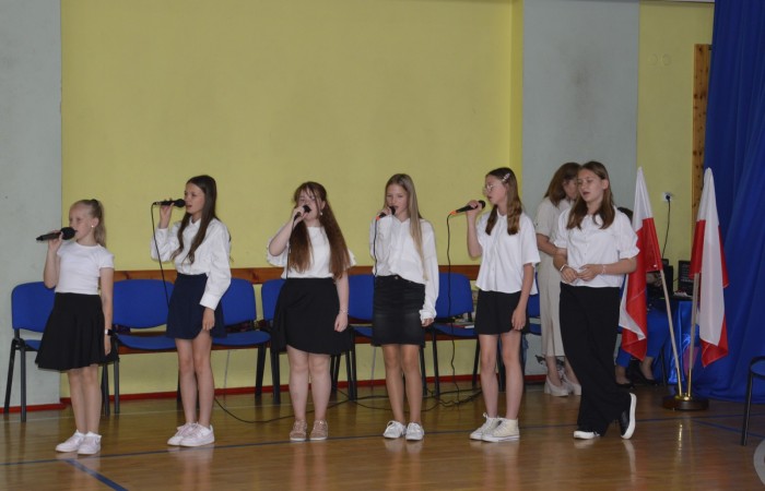 27 czerwca 2025 roku w odbyła się uroczystość zakończenia roku szkolnego, która była pełna wzruszeń i radości. 
Podczas uroczystości nie zabrakło serdecznych podziękowań dla wszystkich, którzy przyczynili się do sukcesu mijającego roku szkolnego. Uczniowie otrzymali gratulacje za ich ciężką pracę i osiągnięcia. Podkreślono, jak ważne jest ich zaangażowanie i chęć nauki. Nauczyciele zostali uhonorowani za ich poświęcenie i wsparcie, które każdego dnia umożliwia młodym ludziom rozwój. Administracja i obsługa szkoły otrzymały podziękowania za ich nieocenioną pracę, która często odbywa się w cieniu, ale jest kluczowa dla funkcjonowania szkoły. Rodzice zostali docenieni za współpracę i wsparcie, które są niezbędne dla osiągania wspólnych celów edukacyjnych.
Podczas uroczystości wręczono nagrody wyróżnionym uczniom, którzy wykazali się szczególnymi osiągnięciami w nauce oraz działalności pozalekcyjnej. Ich determinacja i pasja zostały nagrodzone gromkimi brawami. 
Na uroczystości mieliśmy zaszczyt gościć: Przewodniczącą Rady Rodziców – panią Annę Szymanek, Zastępcę Rady Rodziców – panią Monikę Cendrowską, Skarbnika Rady Rodziców – panią Annę Szarszunowicz oraz Przewodniczącego Rady Miasta – pana Bogdana Pobiarżyn. Ich obecność była dla nas wielkim honorem i dowodem na to, jak ważna jest współpraca między szkołą a społecznością lokalną.
Organizacją tego wyjątkowego dnia zajęła się klasa 5a, która zadbała o każdy szczegół wydarzenia. Uroczystość uświetnił występ szkolnego chóru pod kierunkiem pani Iwony Matukiewicz, który wykonał kilka utworów, wprowadzając wszystkich w podniosły nastrój. Ich talent i zaangażowanie zostały docenione przez wszystkich obecnych. 
Uroczystość zakończenia roku szkolnego była nie tylko momentem podsumowania, ale także okazją do wyrażenia wdzięczności i zacieśnienia więzi w społeczności szkolnej. To był wspaniały dzień, który na długo pozostanie w naszej pamięci.
