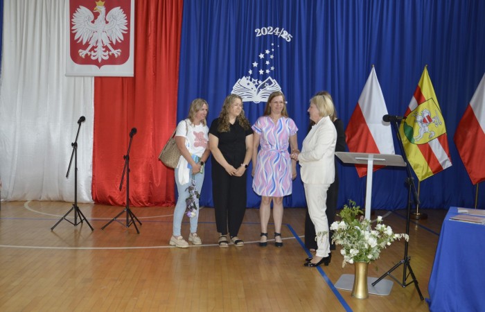 27 czerwca 2025 roku w odbyła się uroczystość zakończenia roku szkolnego, która była pełna wzruszeń i radości. 
Podczas uroczystości nie zabrakło serdecznych podziękowań dla wszystkich, którzy przyczynili się do sukcesu mijającego roku szkolnego. Uczniowie otrzymali gratulacje za ich ciężką pracę i osiągnięcia. Podkreślono, jak ważne jest ich zaangażowanie i chęć nauki. Nauczyciele zostali uhonorowani za ich poświęcenie i wsparcie, które każdego dnia umożliwia młodym ludziom rozwój. Administracja i obsługa szkoły otrzymały podziękowania za ich nieocenioną pracę, która często odbywa się w cieniu, ale jest kluczowa dla funkcjonowania szkoły. Rodzice zostali docenieni za współpracę i wsparcie, które są niezbędne dla osiągania wspólnych celów edukacyjnych.
Podczas uroczystości wręczono nagrody wyróżnionym uczniom, którzy wykazali się szczególnymi osiągnięciami w nauce oraz działalności pozalekcyjnej. Ich determinacja i pasja zostały nagrodzone gromkimi brawami. 
Na uroczystości mieliśmy zaszczyt gościć: Przewodniczącą Rady Rodziców – panią Annę Szymanek, Zastępcę Rady Rodziców – panią Monikę Cendrowską, Skarbnika Rady Rodziców – panią Annę Szarszunowicz oraz Przewodniczącego Rady Miasta – pana Bogdana Pobiarżyn. Ich obecność była dla nas wielkim honorem i dowodem na to, jak ważna jest współpraca między szkołą a społecznością lokalną.
Organizacją tego wyjątkowego dnia zajęła się klasa 5a, która zadbała o każdy szczegół wydarzenia. Uroczystość uświetnił występ szkolnego chóru pod kierunkiem pani Iwony Matukiewicz, który wykonał kilka utworów, wprowadzając wszystkich w podniosły nastrój. Ich talent i zaangażowanie zostały docenione przez wszystkich obecnych. 
Uroczystość zakończenia roku szkolnego była nie tylko momentem podsumowania, ale także okazją do wyrażenia wdzięczności i zacieśnienia więzi w społeczności szkolnej. To był wspaniały dzień, który na długo pozostanie w naszej pamięci.
