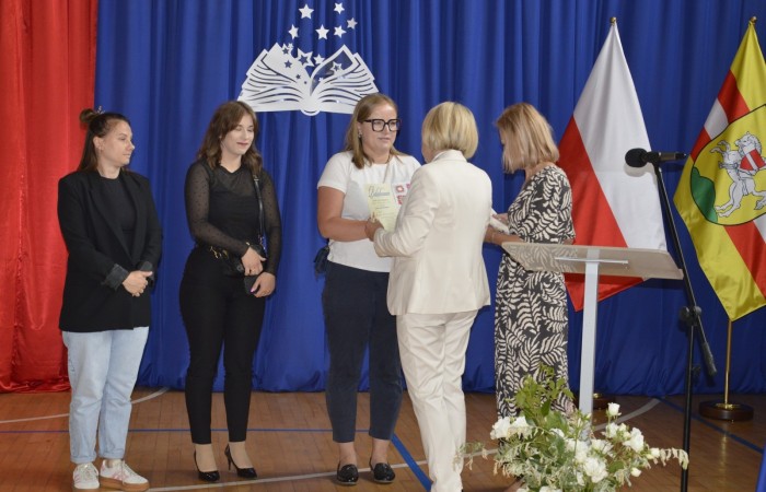 27 czerwca 2025 roku w odbyła się uroczystość zakończenia roku szkolnego, która była pełna wzruszeń i radości. 
Podczas uroczystości nie zabrakło serdecznych podziękowań dla wszystkich, którzy przyczynili się do sukcesu mijającego roku szkolnego. Uczniowie otrzymali gratulacje za ich ciężką pracę i osiągnięcia. Podkreślono, jak ważne jest ich zaangażowanie i chęć nauki. Nauczyciele zostali uhonorowani za ich poświęcenie i wsparcie, które każdego dnia umożliwia młodym ludziom rozwój. Administracja i obsługa szkoły otrzymały podziękowania za ich nieocenioną pracę, która często odbywa się w cieniu, ale jest kluczowa dla funkcjonowania szkoły. Rodzice zostali docenieni za współpracę i wsparcie, które są niezbędne dla osiągania wspólnych celów edukacyjnych.
Podczas uroczystości wręczono nagrody wyróżnionym uczniom, którzy wykazali się szczególnymi osiągnięciami w nauce oraz działalności pozalekcyjnej. Ich determinacja i pasja zostały nagrodzone gromkimi brawami. 
Na uroczystości mieliśmy zaszczyt gościć: Przewodniczącą Rady Rodziców – panią Annę Szymanek, Zastępcę Rady Rodziców – panią Monikę Cendrowską, Skarbnika Rady Rodziców – panią Annę Szarszunowicz oraz Przewodniczącego Rady Miasta – pana Bogdana Pobiarżyn. Ich obecność była dla nas wielkim honorem i dowodem na to, jak ważna jest współpraca między szkołą a społecznością lokalną.
Organizacją tego wyjątkowego dnia zajęła się klasa 5a, która zadbała o każdy szczegół wydarzenia. Uroczystość uświetnił występ szkolnego chóru pod kierunkiem pani Iwony Matukiewicz, który wykonał kilka utworów, wprowadzając wszystkich w podniosły nastrój. Ich talent i zaangażowanie zostały docenione przez wszystkich obecnych. 
Uroczystość zakończenia roku szkolnego była nie tylko momentem podsumowania, ale także okazją do wyrażenia wdzięczności i zacieśnienia więzi w społeczności szkolnej. To był wspaniały dzień, który na długo pozostanie w naszej pamięci.
