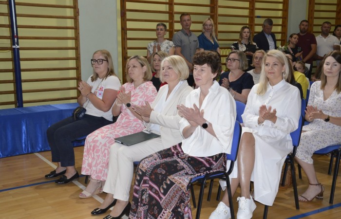 27 czerwca 2025 roku w odbyła się uroczystość zakończenia roku szkolnego, która była pełna wzruszeń i radości. 
Podczas uroczystości nie zabrakło serdecznych podziękowań dla wszystkich, którzy przyczynili się do sukcesu mijającego roku szkolnego. Uczniowie otrzymali gratulacje za ich ciężką pracę i osiągnięcia. Podkreślono, jak ważne jest ich zaangażowanie i chęć nauki. Nauczyciele zostali uhonorowani za ich poświęcenie i wsparcie, które każdego dnia umożliwia młodym ludziom rozwój. Administracja i obsługa szkoły otrzymały podziękowania za ich nieocenioną pracę, która często odbywa się w cieniu, ale jest kluczowa dla funkcjonowania szkoły. Rodzice zostali docenieni za współpracę i wsparcie, które są niezbędne dla osiągania wspólnych celów edukacyjnych.
Podczas uroczystości wręczono nagrody wyróżnionym uczniom, którzy wykazali się szczególnymi osiągnięciami w nauce oraz działalności pozalekcyjnej. Ich determinacja i pasja zostały nagrodzone gromkimi brawami. 
Na uroczystości mieliśmy zaszczyt gościć: Przewodniczącą Rady Rodziców – panią Annę Szymanek, Zastępcę Rady Rodziców – panią Monikę Cendrowską, Skarbnika Rady Rodziców – panią Annę Szarszunowicz oraz Przewodniczącego Rady Miasta – pana Bogdana Pobiarżyn. Ich obecność była dla nas wielkim honorem i dowodem na to, jak ważna jest współpraca między szkołą a społecznością lokalną.
Organizacją tego wyjątkowego dnia zajęła się klasa 5a, która zadbała o każdy szczegół wydarzenia. Uroczystość uświetnił występ szkolnego chóru pod kierunkiem pani Iwony Matukiewicz, który wykonał kilka utworów, wprowadzając wszystkich w podniosły nastrój. Ich talent i zaangażowanie zostały docenione przez wszystkich obecnych. 
Uroczystość zakończenia roku szkolnego była nie tylko momentem podsumowania, ale także okazją do wyrażenia wdzięczności i zacieśnienia więzi w społeczności szkolnej. To był wspaniały dzień, który na długo pozostanie w naszej pamięci.
