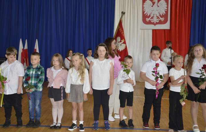 27 czerwca 2025 roku w odbyła się uroczystość zakończenia roku szkolnego, która była pełna wzruszeń i radości. 
Podczas uroczystości nie zabrakło serdecznych podziękowań dla wszystkich, którzy przyczynili się do sukcesu mijającego roku szkolnego. Uczniowie otrzymali gratulacje za ich ciężką pracę i osiągnięcia. Podkreślono, jak ważne jest ich zaangażowanie i chęć nauki. Nauczyciele zostali uhonorowani za ich poświęcenie i wsparcie, które każdego dnia umożliwia młodym ludziom rozwój. Administracja i obsługa szkoły otrzymały podziękowania za ich nieocenioną pracę, która często odbywa się w cieniu, ale jest kluczowa dla funkcjonowania szkoły. Rodzice zostali docenieni za współpracę i wsparcie, które są niezbędne dla osiągania wspólnych celów edukacyjnych.
Podczas uroczystości wręczono nagrody wyróżnionym uczniom, którzy wykazali się szczególnymi osiągnięciami w nauce oraz działalności pozalekcyjnej. Ich determinacja i pasja zostały nagrodzone gromkimi brawami. 
Na uroczystości mieliśmy zaszczyt gościć: Przewodniczącą Rady Rodziców – panią Annę Szymanek, Zastępcę Rady Rodziców – panią Monikę Cendrowską, Skarbnika Rady Rodziców – panią Annę Szarszunowicz oraz Przewodniczącego Rady Miasta – pana Bogdana Pobiarżyn. Ich obecność była dla nas wielkim honorem i dowodem na to, jak ważna jest współpraca między szkołą a społecznością lokalną.
Organizacją tego wyjątkowego dnia zajęła się klasa 5a, która zadbała o każdy szczegół wydarzenia. Uroczystość uświetnił występ szkolnego chóru pod kierunkiem pani Iwony Matukiewicz, który wykonał kilka utworów, wprowadzając wszystkich w podniosły nastrój. Ich talent i zaangażowanie zostały docenione przez wszystkich obecnych. 
Uroczystość zakończenia roku szkolnego była nie tylko momentem podsumowania, ale także okazją do wyrażenia wdzięczności i zacieśnienia więzi w społeczności szkolnej. To był wspaniały dzień, który na długo pozostanie w naszej pamięci.
