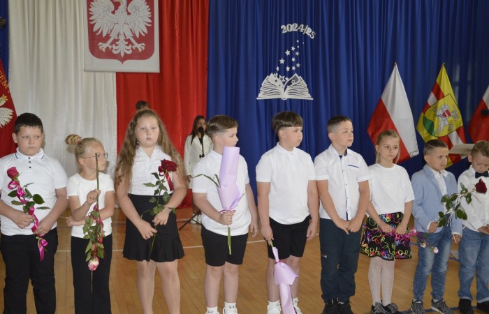 27 czerwca 2025 roku w odbyła się uroczystość zakończenia roku szkolnego, która była pełna wzruszeń i radości. 
Podczas uroczystości nie zabrakło serdecznych podziękowań dla wszystkich, którzy przyczynili się do sukcesu mijającego roku szkolnego. Uczniowie otrzymali gratulacje za ich ciężką pracę i osiągnięcia. Podkreślono, jak ważne jest ich zaangażowanie i chęć nauki. Nauczyciele zostali uhonorowani za ich poświęcenie i wsparcie, które każdego dnia umożliwia młodym ludziom rozwój. Administracja i obsługa szkoły otrzymały podziękowania za ich nieocenioną pracę, która często odbywa się w cieniu, ale jest kluczowa dla funkcjonowania szkoły. Rodzice zostali docenieni za współpracę i wsparcie, które są niezbędne dla osiągania wspólnych celów edukacyjnych.
Podczas uroczystości wręczono nagrody wyróżnionym uczniom, którzy wykazali się szczególnymi osiągnięciami w nauce oraz działalności pozalekcyjnej. Ich determinacja i pasja zostały nagrodzone gromkimi brawami. 
Na uroczystości mieliśmy zaszczyt gościć: Przewodniczącą Rady Rodziców – panią Annę Szymanek, Zastępcę Rady Rodziców – panią Monikę Cendrowską, Skarbnika Rady Rodziców – panią Annę Szarszunowicz oraz Przewodniczącego Rady Miasta – pana Bogdana Pobiarżyn. Ich obecność była dla nas wielkim honorem i dowodem na to, jak ważna jest współpraca między szkołą a społecznością lokalną.
Organizacją tego wyjątkowego dnia zajęła się klasa 5a, która zadbała o każdy szczegół wydarzenia. Uroczystość uświetnił występ szkolnego chóru pod kierunkiem pani Iwony Matukiewicz, który wykonał kilka utworów, wprowadzając wszystkich w podniosły nastrój. Ich talent i zaangażowanie zostały docenione przez wszystkich obecnych. 
Uroczystość zakończenia roku szkolnego była nie tylko momentem podsumowania, ale także okazją do wyrażenia wdzięczności i zacieśnienia więzi w społeczności szkolnej. To był wspaniały dzień, który na długo pozostanie w naszej pamięci.
