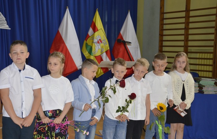 27 czerwca 2025 roku w odbyła się uroczystość zakończenia roku szkolnego, która była pełna wzruszeń i radości. 
Podczas uroczystości nie zabrakło serdecznych podziękowań dla wszystkich, którzy przyczynili się do sukcesu mijającego roku szkolnego. Uczniowie otrzymali gratulacje za ich ciężką pracę i osiągnięcia. Podkreślono, jak ważne jest ich zaangażowanie i chęć nauki. Nauczyciele zostali uhonorowani za ich poświęcenie i wsparcie, które każdego dnia umożliwia młodym ludziom rozwój. Administracja i obsługa szkoły otrzymały podziękowania za ich nieocenioną pracę, która często odbywa się w cieniu, ale jest kluczowa dla funkcjonowania szkoły. Rodzice zostali docenieni za współpracę i wsparcie, które są niezbędne dla osiągania wspólnych celów edukacyjnych.
Podczas uroczystości wręczono nagrody wyróżnionym uczniom, którzy wykazali się szczególnymi osiągnięciami w nauce oraz działalności pozalekcyjnej. Ich determinacja i pasja zostały nagrodzone gromkimi brawami. 
Na uroczystości mieliśmy zaszczyt gościć: Przewodniczącą Rady Rodziców – panią Annę Szymanek, Zastępcę Rady Rodziców – panią Monikę Cendrowską, Skarbnika Rady Rodziców – panią Annę Szarszunowicz oraz Przewodniczącego Rady Miasta – pana Bogdana Pobiarżyn. Ich obecność była dla nas wielkim honorem i dowodem na to, jak ważna jest współpraca między szkołą a społecznością lokalną.
Organizacją tego wyjątkowego dnia zajęła się klasa 5a, która zadbała o każdy szczegół wydarzenia. Uroczystość uświetnił występ szkolnego chóru pod kierunkiem pani Iwony Matukiewicz, który wykonał kilka utworów, wprowadzając wszystkich w podniosły nastrój. Ich talent i zaangażowanie zostały docenione przez wszystkich obecnych. 
Uroczystość zakończenia roku szkolnego była nie tylko momentem podsumowania, ale także okazją do wyrażenia wdzięczności i zacieśnienia więzi w społeczności szkolnej. To był wspaniały dzień, który na długo pozostanie w naszej pamięci.
