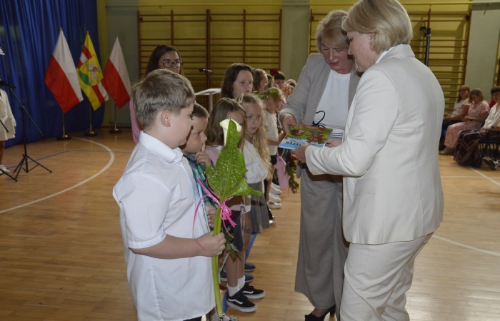 27 czerwca 2025 roku w odbyła się uroczystość zakończenia roku szkolnego, która była pełna wzruszeń i radości. 
Podczas uroczystości nie zabrakło serdecznych podziękowań dla wszystkich, którzy przyczynili się do sukcesu mijającego roku szkolnego. Uczniowie otrzymali gratulacje za ich ciężką pracę i osiągnięcia. Podkreślono, jak ważne jest ich zaangażowanie i chęć nauki. Nauczyciele zostali uhonorowani za ich poświęcenie i wsparcie, które każdego dnia umożliwia młodym ludziom rozwój. Administracja i obsługa szkoły otrzymały podziękowania za ich nieocenioną pracę, która często odbywa się w cieniu, ale jest kluczowa dla funkcjonowania szkoły. Rodzice zostali docenieni za współpracę i wsparcie, które są niezbędne dla osiągania wspólnych celów edukacyjnych.
Podczas uroczystości wręczono nagrody wyróżnionym uczniom, którzy wykazali się szczególnymi osiągnięciami w nauce oraz działalności pozalekcyjnej. Ich determinacja i pasja zostały nagrodzone gromkimi brawami. 
Na uroczystości mieliśmy zaszczyt gościć: Przewodniczącą Rady Rodziców – panią Annę Szymanek, Zastępcę Rady Rodziców – panią Monikę Cendrowską, Skarbnika Rady Rodziców – panią Annę Szarszunowicz oraz Przewodniczącego Rady Miasta – pana Bogdana Pobiarżyn. Ich obecność była dla nas wielkim honorem i dowodem na to, jak ważna jest współpraca między szkołą a społecznością lokalną.
Organizacją tego wyjątkowego dnia zajęła się klasa 5a, która zadbała o każdy szczegół wydarzenia. Uroczystość uświetnił występ szkolnego chóru pod kierunkiem pani Iwony Matukiewicz, który wykonał kilka utworów, wprowadzając wszystkich w podniosły nastrój. Ich talent i zaangażowanie zostały docenione przez wszystkich obecnych. 
Uroczystość zakończenia roku szkolnego była nie tylko momentem podsumowania, ale także okazją do wyrażenia wdzięczności i zacieśnienia więzi w społeczności szkolnej. To był wspaniały dzień, który na długo pozostanie w naszej pamięci.
