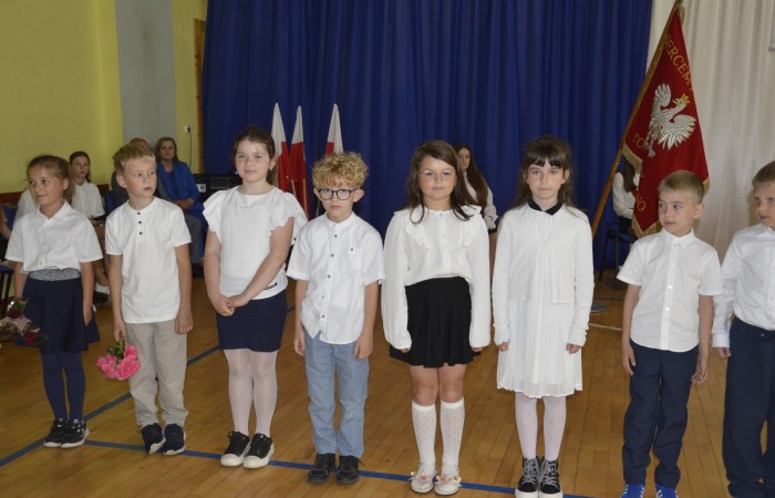 27 czerwca 2025 roku w odbyła się uroczystość zakończenia roku szkolnego, która była pełna wzruszeń i radości. 
Podczas uroczystości nie zabrakło serdecznych podziękowań dla wszystkich, którzy przyczynili się do sukcesu mijającego roku szkolnego. Uczniowie otrzymali gratulacje za ich ciężką pracę i osiągnięcia. Podkreślono, jak ważne jest ich zaangażowanie i chęć nauki. Nauczyciele zostali uhonorowani za ich poświęcenie i wsparcie, które każdego dnia umożliwia młodym ludziom rozwój. Administracja i obsługa szkoły otrzymały podziękowania za ich nieocenioną pracę, która często odbywa się w cieniu, ale jest kluczowa dla funkcjonowania szkoły. Rodzice zostali docenieni za współpracę i wsparcie, które są niezbędne dla osiągania wspólnych celów edukacyjnych.
Podczas uroczystości wręczono nagrody wyróżnionym uczniom, którzy wykazali się szczególnymi osiągnięciami w nauce oraz działalności pozalekcyjnej. Ich determinacja i pasja zostały nagrodzone gromkimi brawami. 
Na uroczystości mieliśmy zaszczyt gościć: Przewodniczącą Rady Rodziców – panią Annę Szymanek, Zastępcę Rady Rodziców – panią Monikę Cendrowską, Skarbnika Rady Rodziców – panią Annę Szarszunowicz oraz Przewodniczącego Rady Miasta – pana Bogdana Pobiarżyn. Ich obecność była dla nas wielkim honorem i dowodem na to, jak ważna jest współpraca między szkołą a społecznością lokalną.
Organizacją tego wyjątkowego dnia zajęła się klasa 5a, która zadbała o każdy szczegół wydarzenia. Uroczystość uświetnił występ szkolnego chóru pod kierunkiem pani Iwony Matukiewicz, który wykonał kilka utworów, wprowadzając wszystkich w podniosły nastrój. Ich talent i zaangażowanie zostały docenione przez wszystkich obecnych. 
Uroczystość zakończenia roku szkolnego była nie tylko momentem podsumowania, ale także okazją do wyrażenia wdzięczności i zacieśnienia więzi w społeczności szkolnej. To był wspaniały dzień, który na długo pozostanie w naszej pamięci.
