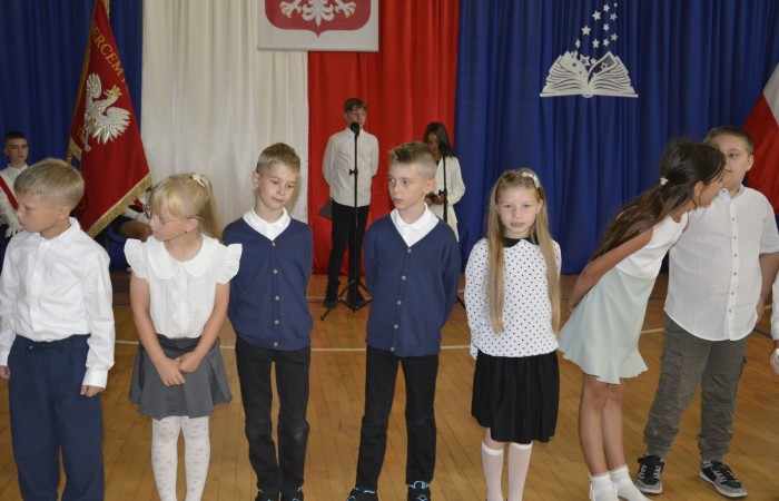 27 czerwca 2025 roku w odbyła się uroczystość zakończenia roku szkolnego, która była pełna wzruszeń i radości. 
Podczas uroczystości nie zabrakło serdecznych podziękowań dla wszystkich, którzy przyczynili się do sukcesu mijającego roku szkolnego. Uczniowie otrzymali gratulacje za ich ciężką pracę i osiągnięcia. Podkreślono, jak ważne jest ich zaangażowanie i chęć nauki. Nauczyciele zostali uhonorowani za ich poświęcenie i wsparcie, które każdego dnia umożliwia młodym ludziom rozwój. Administracja i obsługa szkoły otrzymały podziękowania za ich nieocenioną pracę, która często odbywa się w cieniu, ale jest kluczowa dla funkcjonowania szkoły. Rodzice zostali docenieni za współpracę i wsparcie, które są niezbędne dla osiągania wspólnych celów edukacyjnych.
Podczas uroczystości wręczono nagrody wyróżnionym uczniom, którzy wykazali się szczególnymi osiągnięciami w nauce oraz działalności pozalekcyjnej. Ich determinacja i pasja zostały nagrodzone gromkimi brawami. 
Na uroczystości mieliśmy zaszczyt gościć: Przewodniczącą Rady Rodziców – panią Annę Szymanek, Zastępcę Rady Rodziców – panią Monikę Cendrowską, Skarbnika Rady Rodziców – panią Annę Szarszunowicz oraz Przewodniczącego Rady Miasta – pana Bogdana Pobiarżyn. Ich obecność była dla nas wielkim honorem i dowodem na to, jak ważna jest współpraca między szkołą a społecznością lokalną.
Organizacją tego wyjątkowego dnia zajęła się klasa 5a, która zadbała o każdy szczegół wydarzenia. Uroczystość uświetnił występ szkolnego chóru pod kierunkiem pani Iwony Matukiewicz, który wykonał kilka utworów, wprowadzając wszystkich w podniosły nastrój. Ich talent i zaangażowanie zostały docenione przez wszystkich obecnych. 
Uroczystość zakończenia roku szkolnego była nie tylko momentem podsumowania, ale także okazją do wyrażenia wdzięczności i zacieśnienia więzi w społeczności szkolnej. To był wspaniały dzień, który na długo pozostanie w naszej pamięci.
