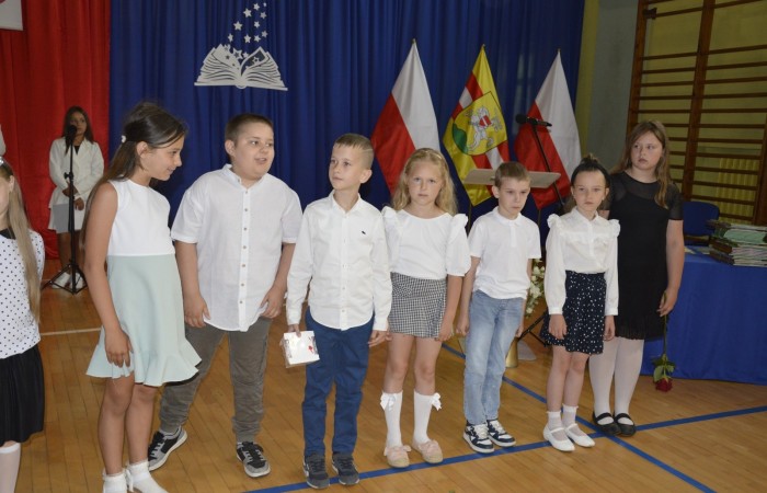 27 czerwca 2025 roku w odbyła się uroczystość zakończenia roku szkolnego, która była pełna wzruszeń i radości. 
Podczas uroczystości nie zabrakło serdecznych podziękowań dla wszystkich, którzy przyczynili się do sukcesu mijającego roku szkolnego. Uczniowie otrzymali gratulacje za ich ciężką pracę i osiągnięcia. Podkreślono, jak ważne jest ich zaangażowanie i chęć nauki. Nauczyciele zostali uhonorowani za ich poświęcenie i wsparcie, które każdego dnia umożliwia młodym ludziom rozwój. Administracja i obsługa szkoły otrzymały podziękowania za ich nieocenioną pracę, która często odbywa się w cieniu, ale jest kluczowa dla funkcjonowania szkoły. Rodzice zostali docenieni za współpracę i wsparcie, które są niezbędne dla osiągania wspólnych celów edukacyjnych.
Podczas uroczystości wręczono nagrody wyróżnionym uczniom, którzy wykazali się szczególnymi osiągnięciami w nauce oraz działalności pozalekcyjnej. Ich determinacja i pasja zostały nagrodzone gromkimi brawami. 
Na uroczystości mieliśmy zaszczyt gościć: Przewodniczącą Rady Rodziców – panią Annę Szymanek, Zastępcę Rady Rodziców – panią Monikę Cendrowską, Skarbnika Rady Rodziców – panią Annę Szarszunowicz oraz Przewodniczącego Rady Miasta – pana Bogdana Pobiarżyn. Ich obecność była dla nas wielkim honorem i dowodem na to, jak ważna jest współpraca między szkołą a społecznością lokalną.
Organizacją tego wyjątkowego dnia zajęła się klasa 5a, która zadbała o każdy szczegół wydarzenia. Uroczystość uświetnił występ szkolnego chóru pod kierunkiem pani Iwony Matukiewicz, który wykonał kilka utworów, wprowadzając wszystkich w podniosły nastrój. Ich talent i zaangażowanie zostały docenione przez wszystkich obecnych. 
Uroczystość zakończenia roku szkolnego była nie tylko momentem podsumowania, ale także okazją do wyrażenia wdzięczności i zacieśnienia więzi w społeczności szkolnej. To był wspaniały dzień, który na długo pozostanie w naszej pamięci.
