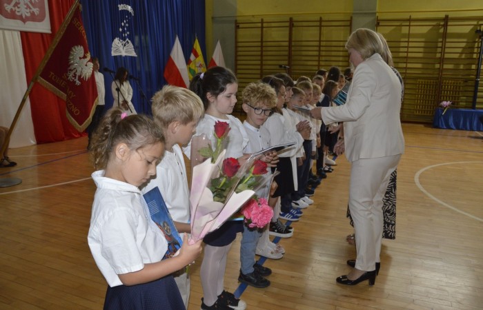 27 czerwca 2025 roku w odbyła się uroczystość zakończenia roku szkolnego, która była pełna wzruszeń i radości. 
Podczas uroczystości nie zabrakło serdecznych podziękowań dla wszystkich, którzy przyczynili się do sukcesu mijającego roku szkolnego. Uczniowie otrzymali gratulacje za ich ciężką pracę i osiągnięcia. Podkreślono, jak ważne jest ich zaangażowanie i chęć nauki. Nauczyciele zostali uhonorowani za ich poświęcenie i wsparcie, które każdego dnia umożliwia młodym ludziom rozwój. Administracja i obsługa szkoły otrzymały podziękowania za ich nieocenioną pracę, która często odbywa się w cieniu, ale jest kluczowa dla funkcjonowania szkoły. Rodzice zostali docenieni za współpracę i wsparcie, które są niezbędne dla osiągania wspólnych celów edukacyjnych.
Podczas uroczystości wręczono nagrody wyróżnionym uczniom, którzy wykazali się szczególnymi osiągnięciami w nauce oraz działalności pozalekcyjnej. Ich determinacja i pasja zostały nagrodzone gromkimi brawami. 
Na uroczystości mieliśmy zaszczyt gościć: Przewodniczącą Rady Rodziców – panią Annę Szymanek, Zastępcę Rady Rodziców – panią Monikę Cendrowską, Skarbnika Rady Rodziców – panią Annę Szarszunowicz oraz Przewodniczącego Rady Miasta – pana Bogdana Pobiarżyn. Ich obecność była dla nas wielkim honorem i dowodem na to, jak ważna jest współpraca między szkołą a społecznością lokalną.
Organizacją tego wyjątkowego dnia zajęła się klasa 5a, która zadbała o każdy szczegół wydarzenia. Uroczystość uświetnił występ szkolnego chóru pod kierunkiem pani Iwony Matukiewicz, który wykonał kilka utworów, wprowadzając wszystkich w podniosły nastrój. Ich talent i zaangażowanie zostały docenione przez wszystkich obecnych. 
Uroczystość zakończenia roku szkolnego była nie tylko momentem podsumowania, ale także okazją do wyrażenia wdzięczności i zacieśnienia więzi w społeczności szkolnej. To był wspaniały dzień, który na długo pozostanie w naszej pamięci.
