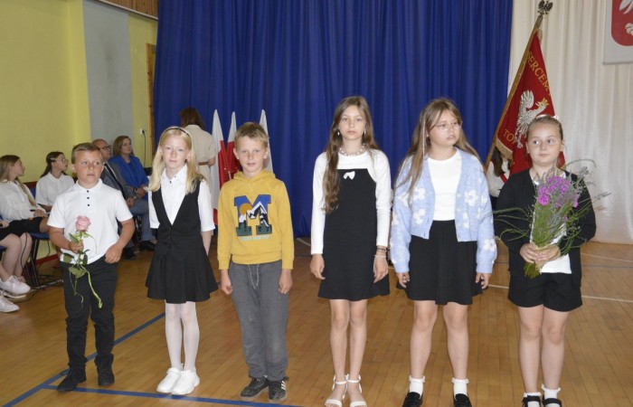 27 czerwca 2025 roku w odbyła się uroczystość zakończenia roku szkolnego, która była pełna wzruszeń i radości. 
Podczas uroczystości nie zabrakło serdecznych podziękowań dla wszystkich, którzy przyczynili się do sukcesu mijającego roku szkolnego. Uczniowie otrzymali gratulacje za ich ciężką pracę i osiągnięcia. Podkreślono, jak ważne jest ich zaangażowanie i chęć nauki. Nauczyciele zostali uhonorowani za ich poświęcenie i wsparcie, które każdego dnia umożliwia młodym ludziom rozwój. Administracja i obsługa szkoły otrzymały podziękowania za ich nieocenioną pracę, która często odbywa się w cieniu, ale jest kluczowa dla funkcjonowania szkoły. Rodzice zostali docenieni za współpracę i wsparcie, które są niezbędne dla osiągania wspólnych celów edukacyjnych.
Podczas uroczystości wręczono nagrody wyróżnionym uczniom, którzy wykazali się szczególnymi osiągnięciami w nauce oraz działalności pozalekcyjnej. Ich determinacja i pasja zostały nagrodzone gromkimi brawami. 
Na uroczystości mieliśmy zaszczyt gościć: Przewodniczącą Rady Rodziców – panią Annę Szymanek, Zastępcę Rady Rodziców – panią Monikę Cendrowską, Skarbnika Rady Rodziców – panią Annę Szarszunowicz oraz Przewodniczącego Rady Miasta – pana Bogdana Pobiarżyn. Ich obecność była dla nas wielkim honorem i dowodem na to, jak ważna jest współpraca między szkołą a społecznością lokalną.
Organizacją tego wyjątkowego dnia zajęła się klasa 5a, która zadbała o każdy szczegół wydarzenia. Uroczystość uświetnił występ szkolnego chóru pod kierunkiem pani Iwony Matukiewicz, który wykonał kilka utworów, wprowadzając wszystkich w podniosły nastrój. Ich talent i zaangażowanie zostały docenione przez wszystkich obecnych. 
Uroczystość zakończenia roku szkolnego była nie tylko momentem podsumowania, ale także okazją do wyrażenia wdzięczności i zacieśnienia więzi w społeczności szkolnej. To był wspaniały dzień, który na długo pozostanie w naszej pamięci.
